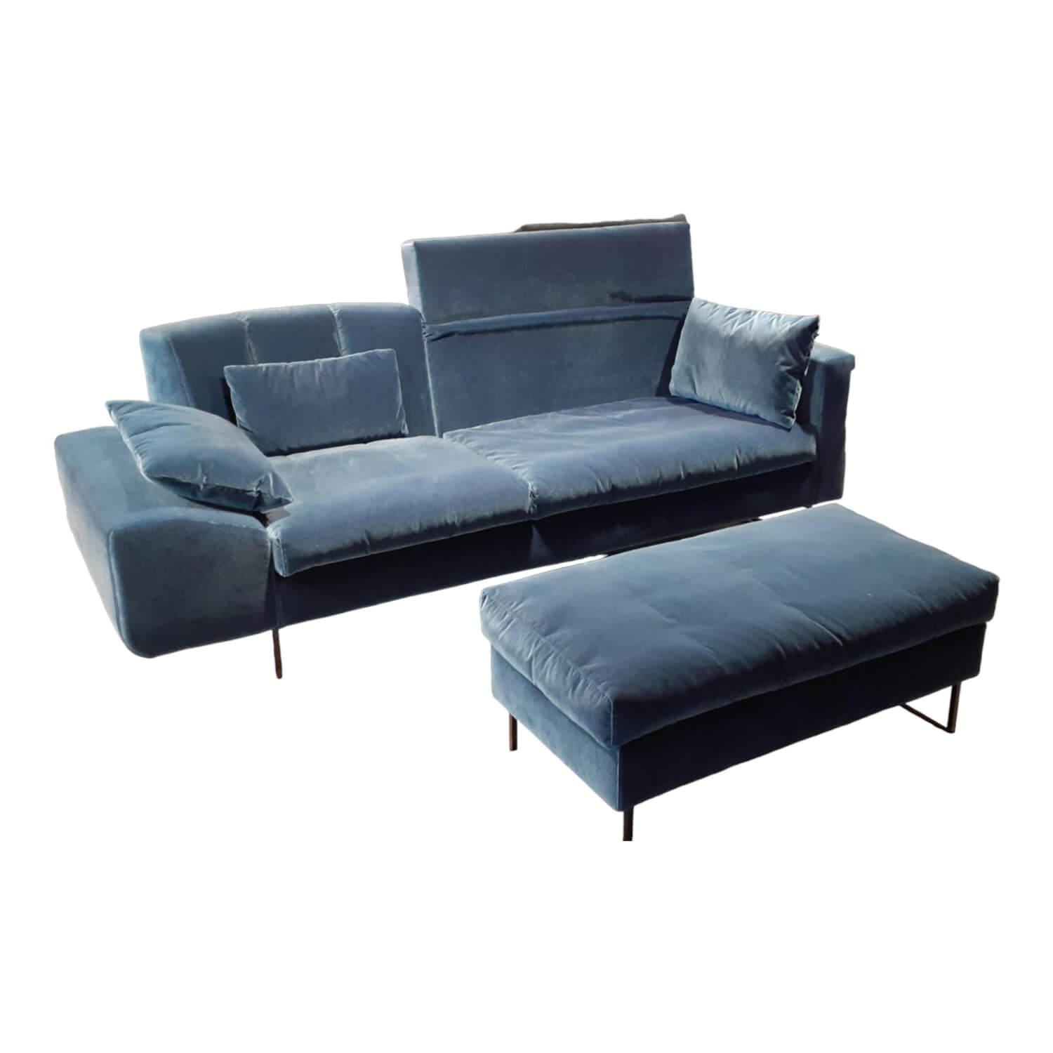 Sofa Embrace Stoff 4473 Blau mit 3 Kissen und Hocker