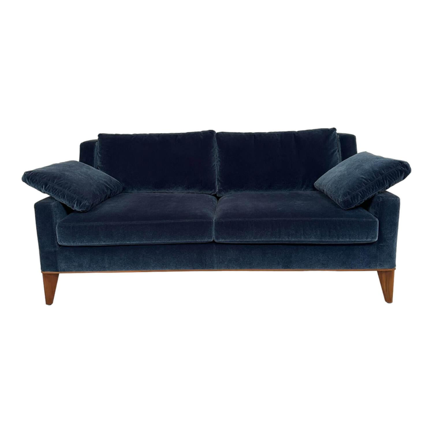 Sofa Skagen Bezug Stoff Blau U2042G Untergestell Nussbaum