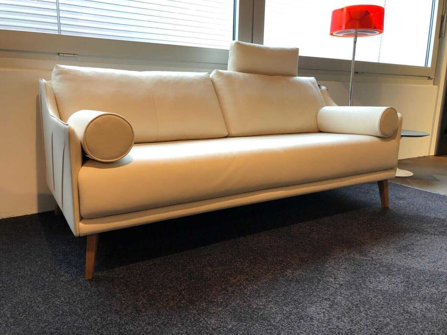 Sofa Zelos Leder L35 Fb. 81 Weiß Füße Holz Braun Geölt