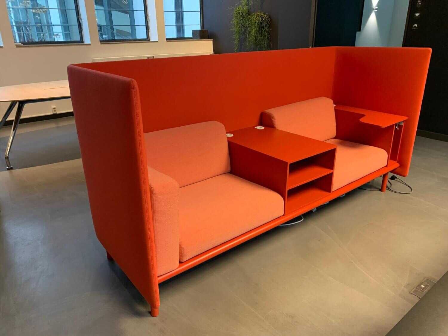 Sofa Floater Stoff Kvadrat Koralle Dreisitzer mit Regal