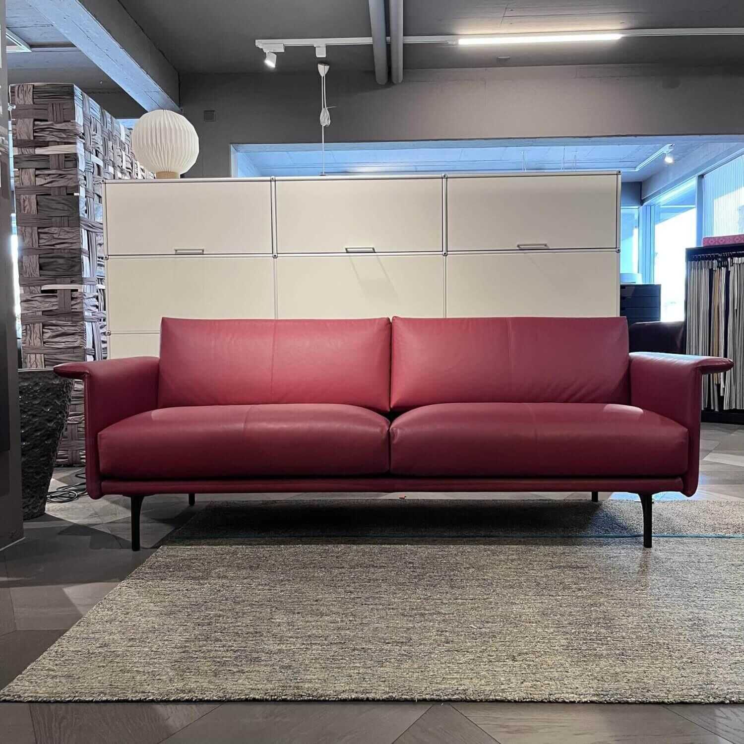 Sofa Otis Leder Cuba Red Füsse Aluminium Schwarz Matt Pulverbeschichtet