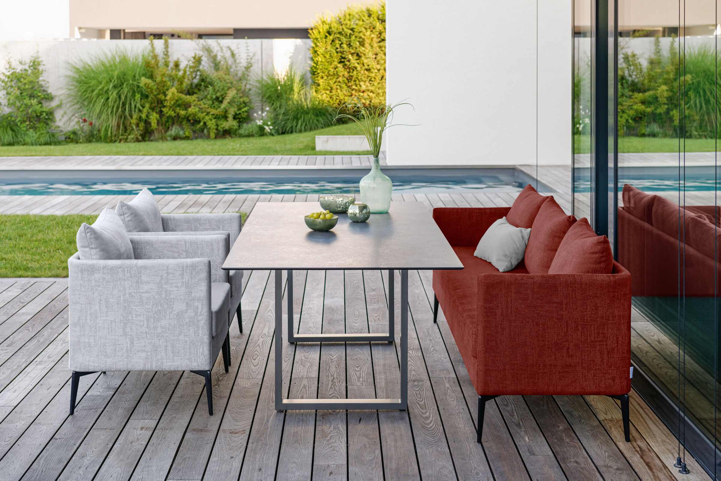 STERN Silverstar2.0 Gartenessgruppe, Rot/Schiefergrau, Aluminium, Tisch ca. 200×100 cm, 2x Sessel ca. 67×67 cm, 3-Sitzer Sofa ca. 200×67 cm