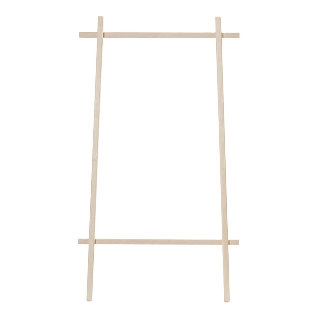 Andersen Furniture – Clothes Rack – schlanke Anlehngarderobe aus Holz