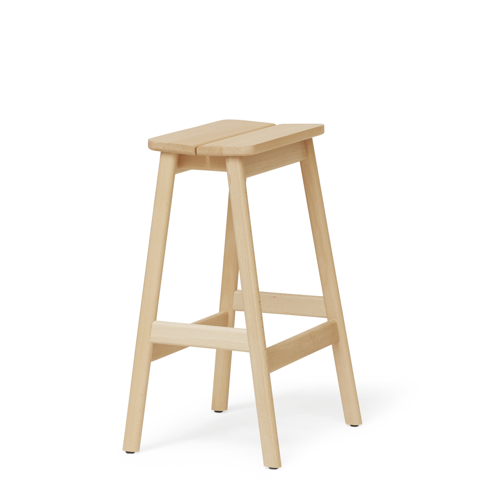 Form & Refine – Angle Standard Bar Stool – Barhocker aus Buchenholz