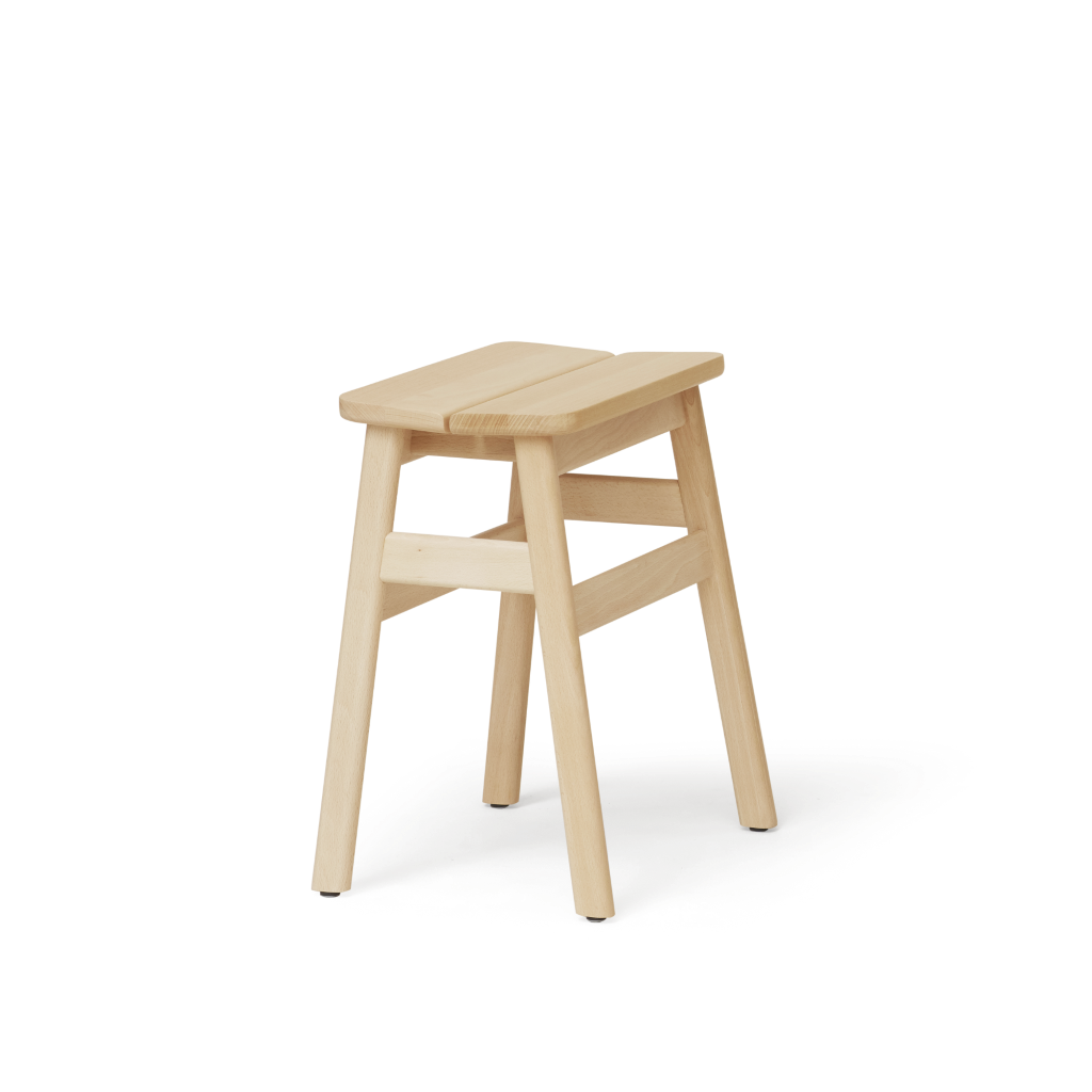 Form & Refine – Angle Standard Stool – kompakter Hocker aus Buchenholz