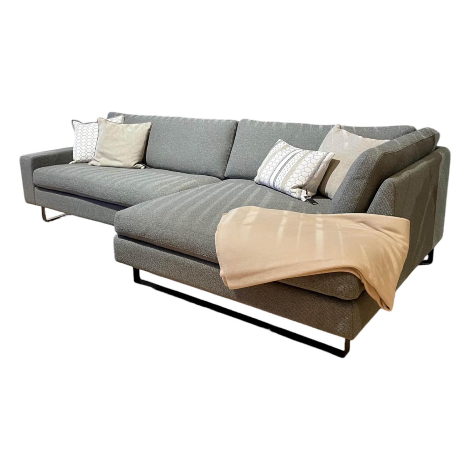 Ecksofa Conseta Stoff 8205 Grau-Grün Metallkufen Pulver Schwarz