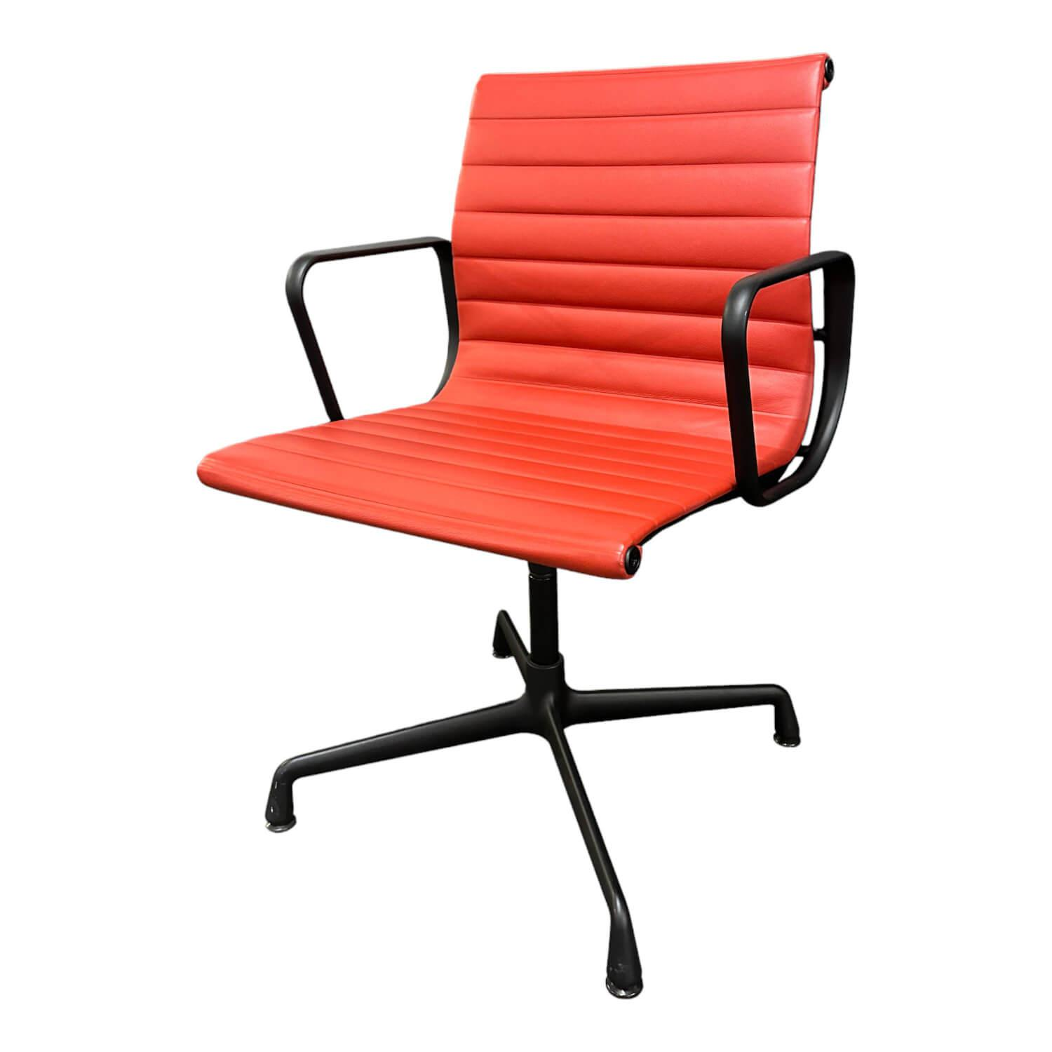 Armlehnstuhl Aluminium Chair EA104 Bezug Leder Rot Stone Gestell Aluminium Schwa…