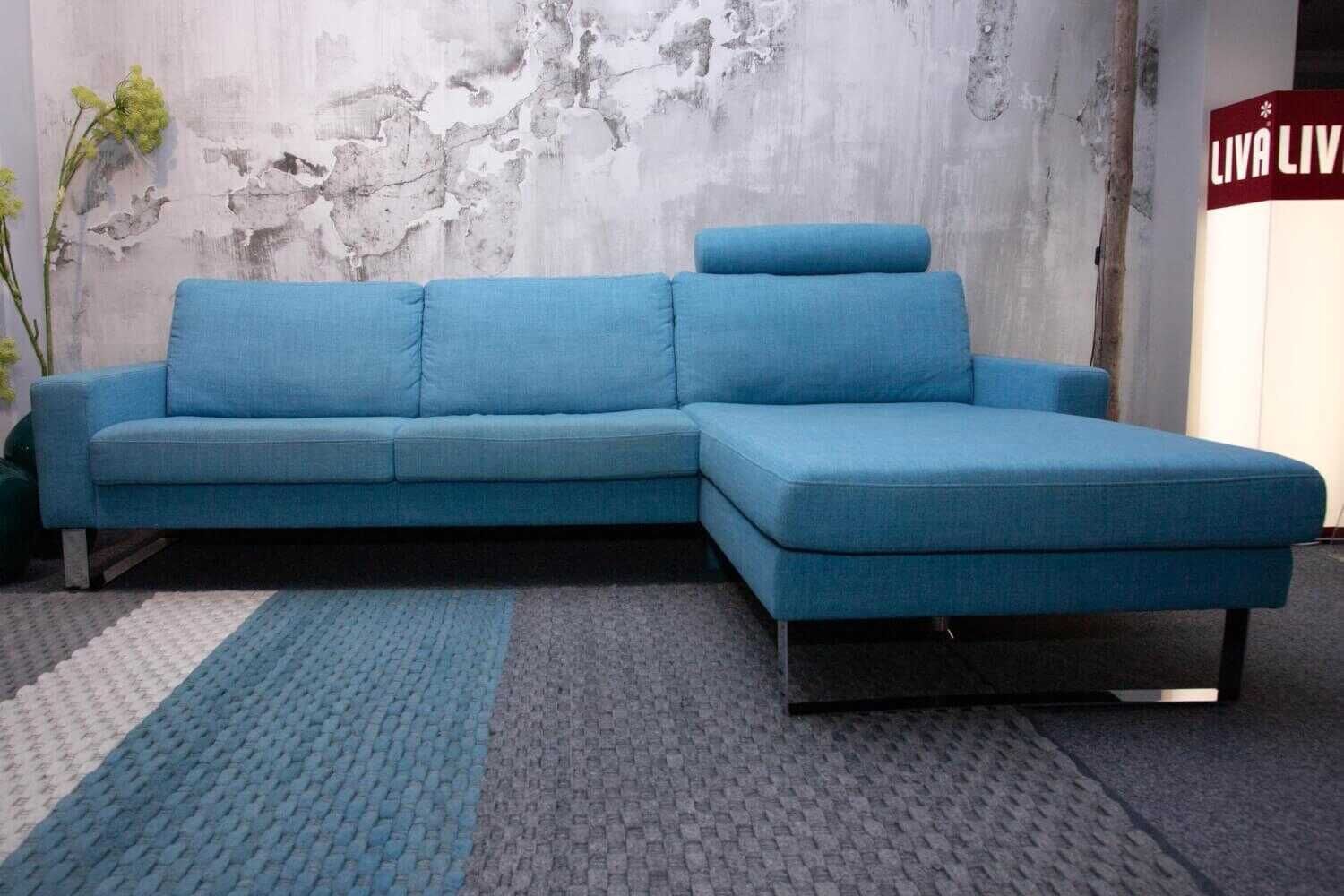 Ecksofa Variant Stoff 14 Wollny Hellblau	Füße Chrom mit Kopfstütze