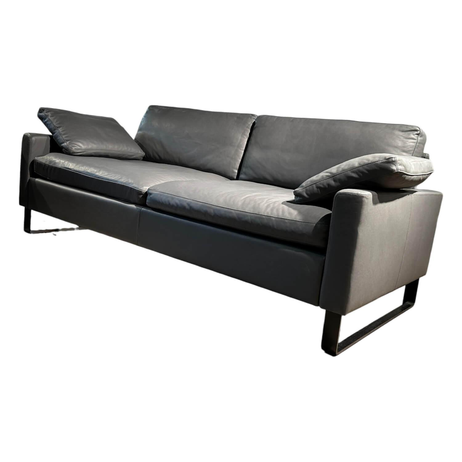 Sofa Alba Leder 5669/95 Grau Metallkufe Schwarz Pulverbeschichtet