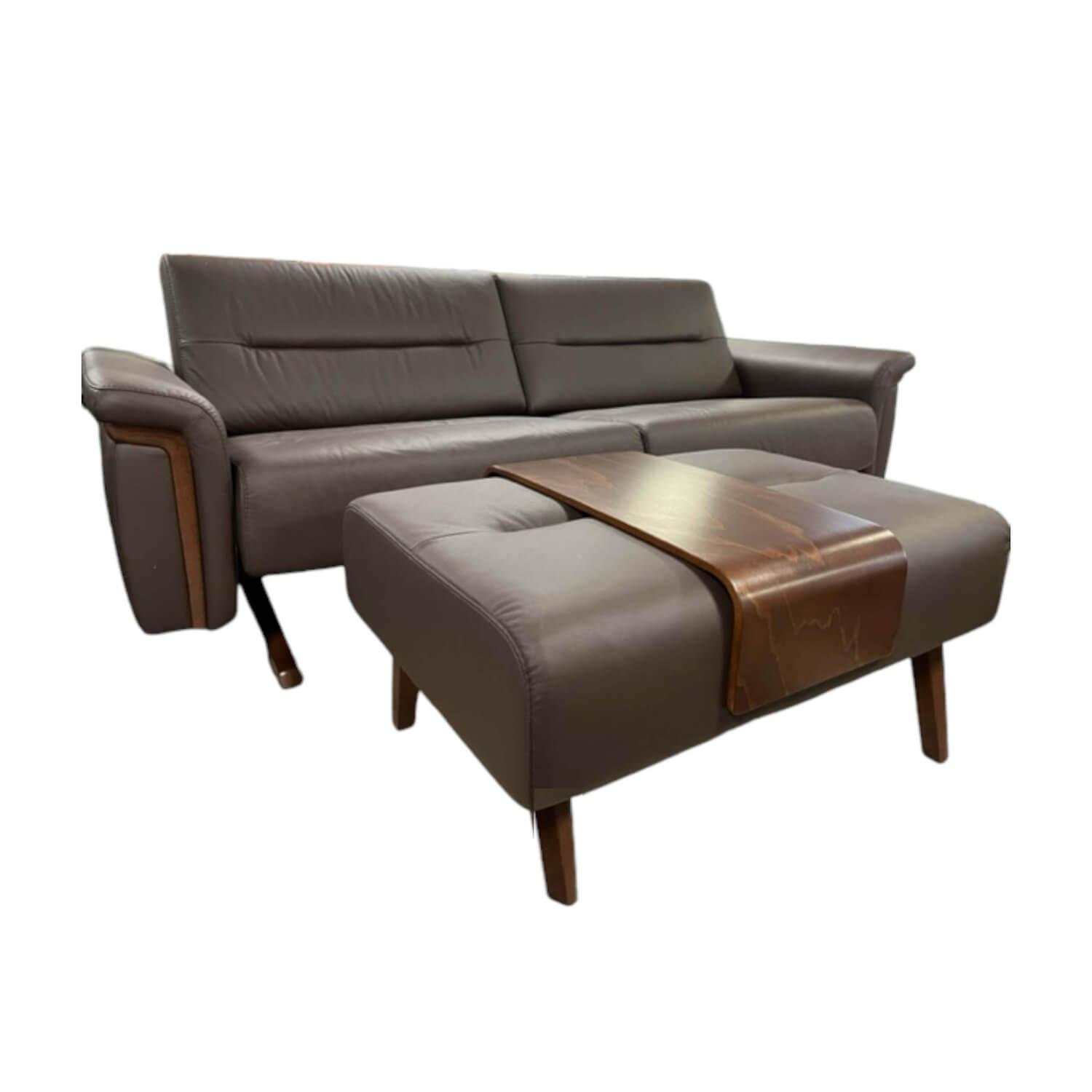 Sofa 2,5-Sitzer Stella Leder Batick Brown Armlehne mit Holzdetail inkl. Hocker m…