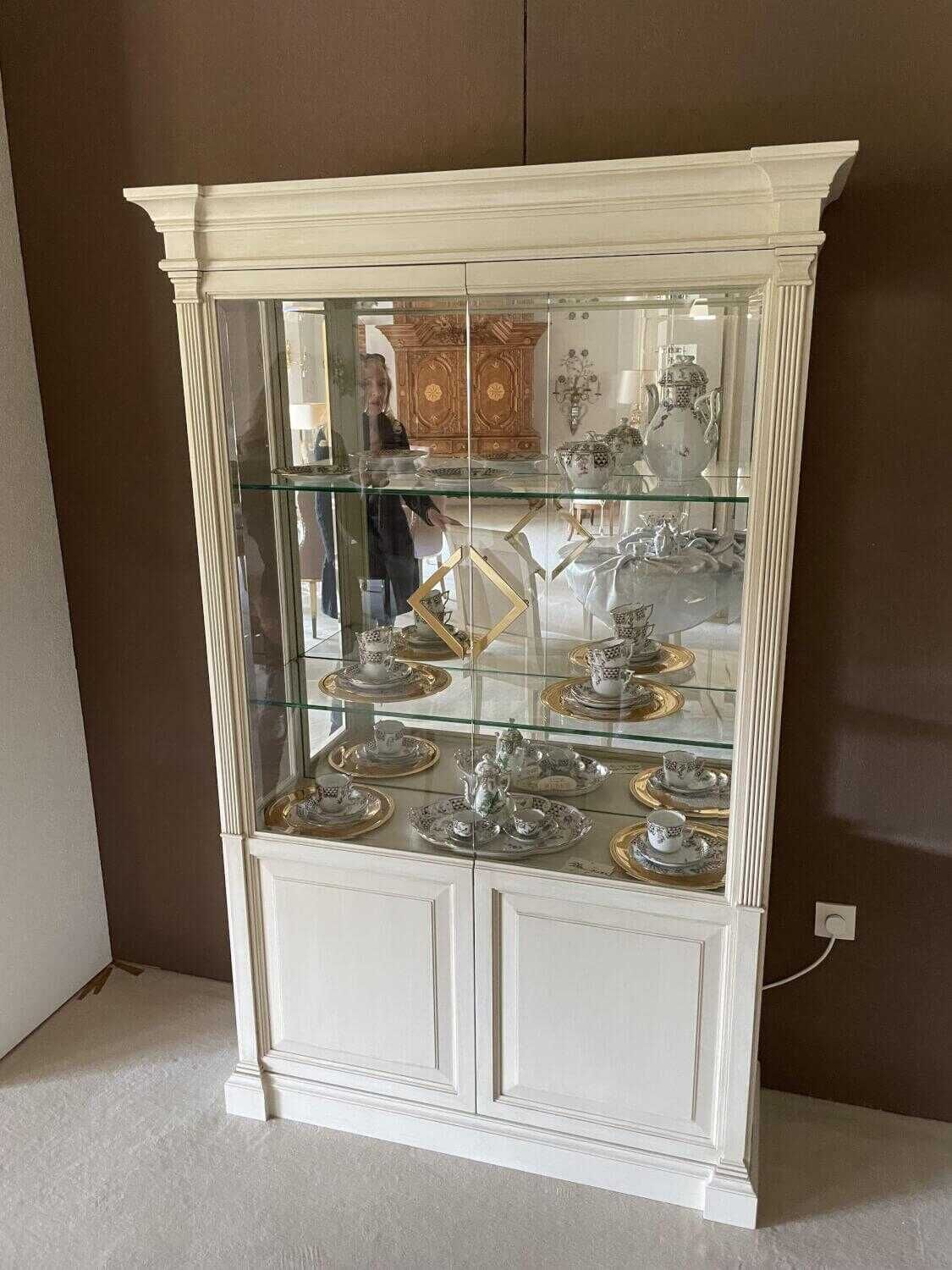 Vitrine Q Strichlack Creme mit Spiegelrückwand und Beleuchtung