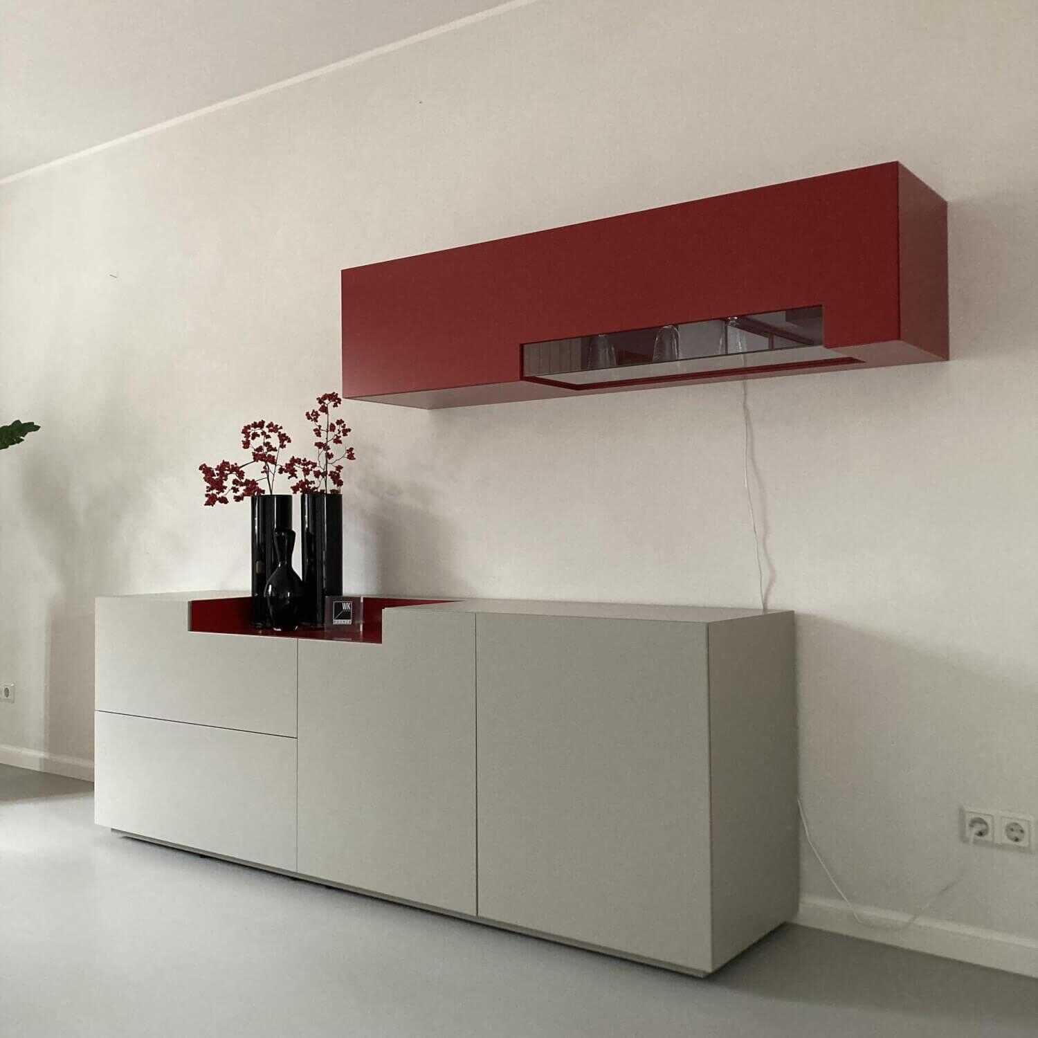 Sideboard Corna Lack Matt Pearl mit Hängevitrine und 2 LED-Spots