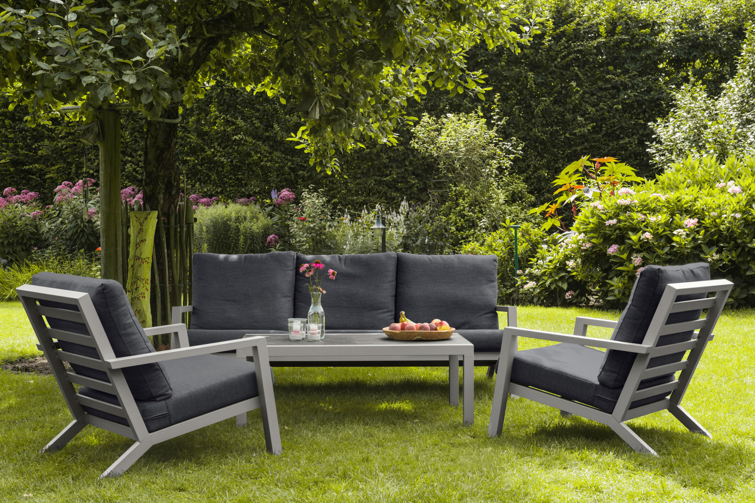 SIENA GARDEN Belia Loungeset, matt-silber, Alu / Keramik, 2 Sessel + 3er Sofa, Loungetisch 120x69cm