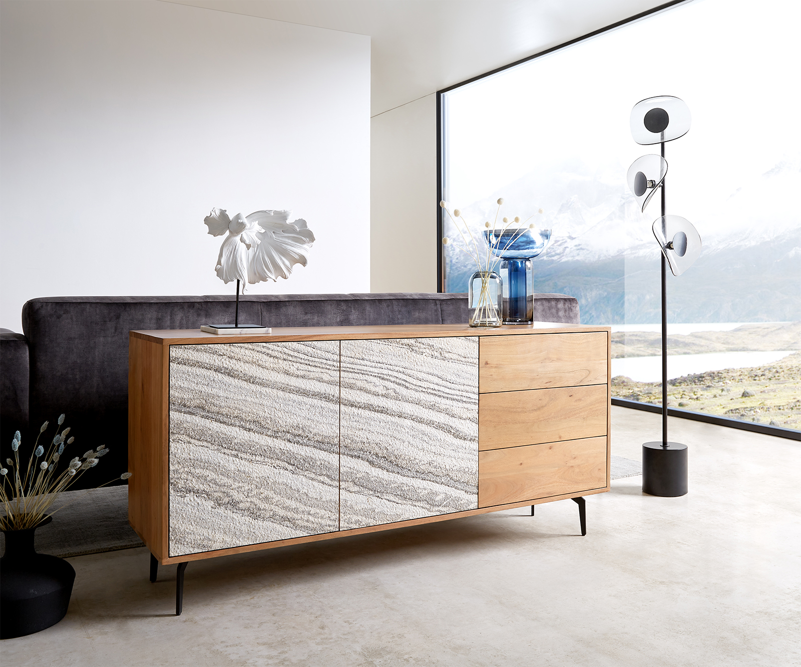 DELIFE Sideboard Kleo 147 cm Akazie Natur 2 Türen 3 Schübe Winkelfuß Metall Schwarz, Sideboards