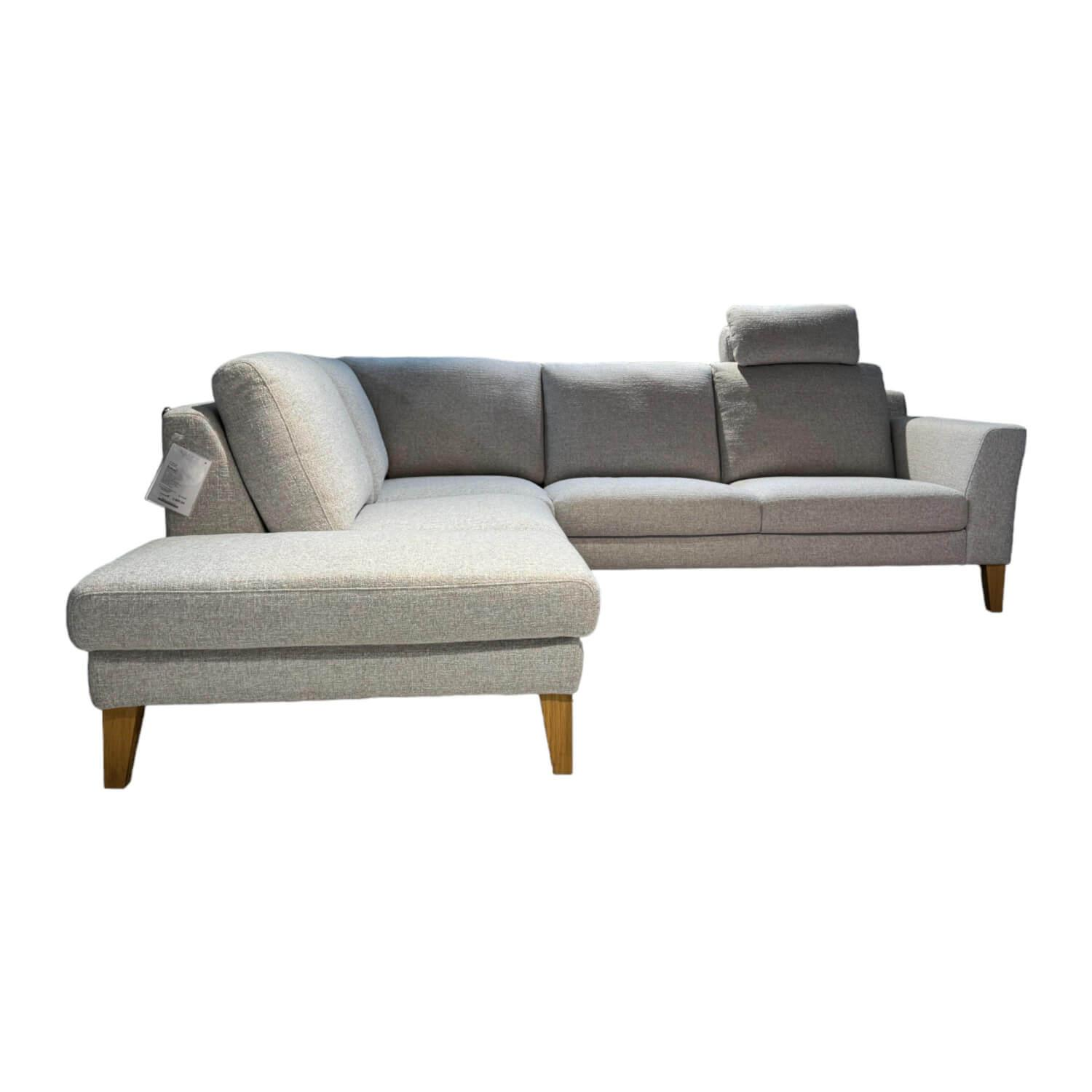 Ecksofa Princeton Stoff Oasis Shell Grau Füße Braun mit Kopfstütze