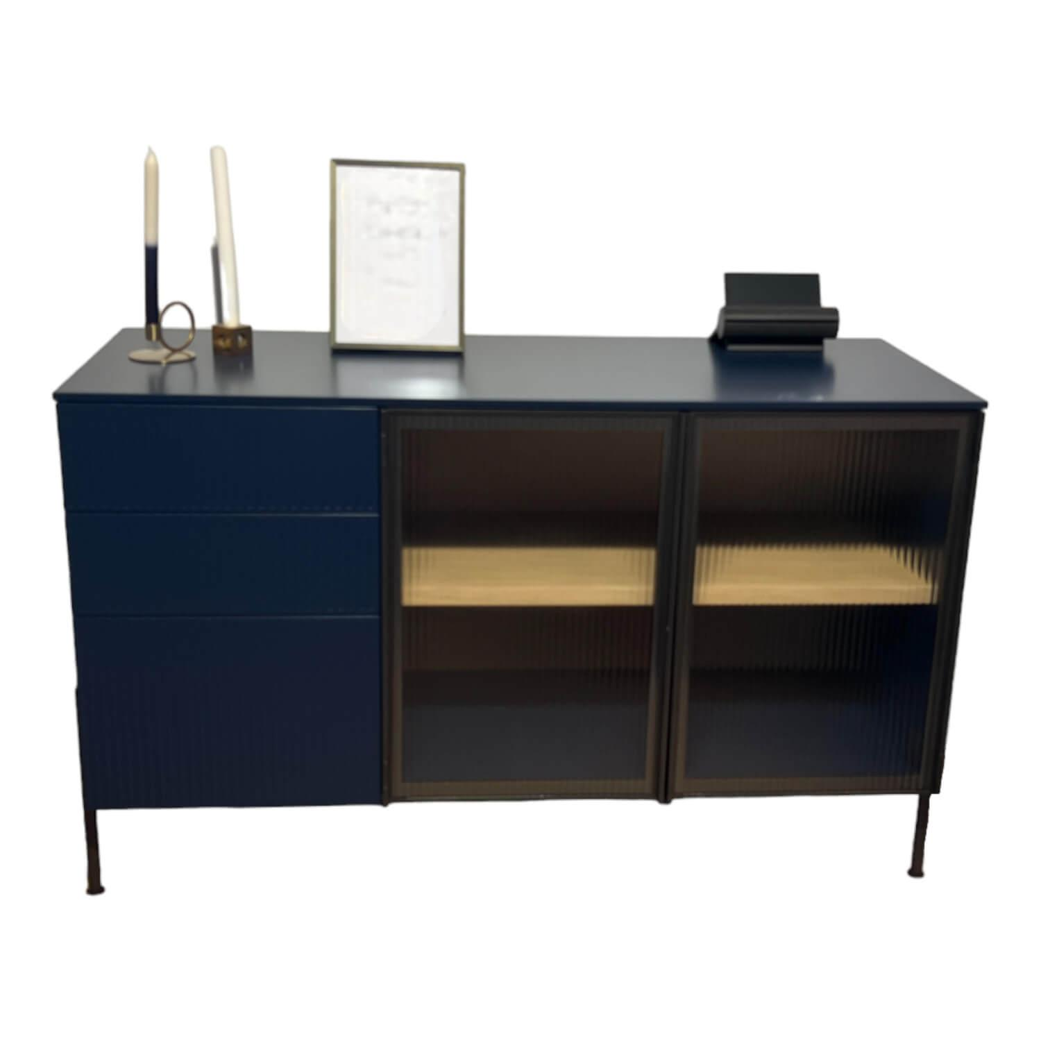 Sideboard Belt 1350 353 Blu Notte Matt Dunkellau Glas Gerippt Füße Brüniert Oxid…