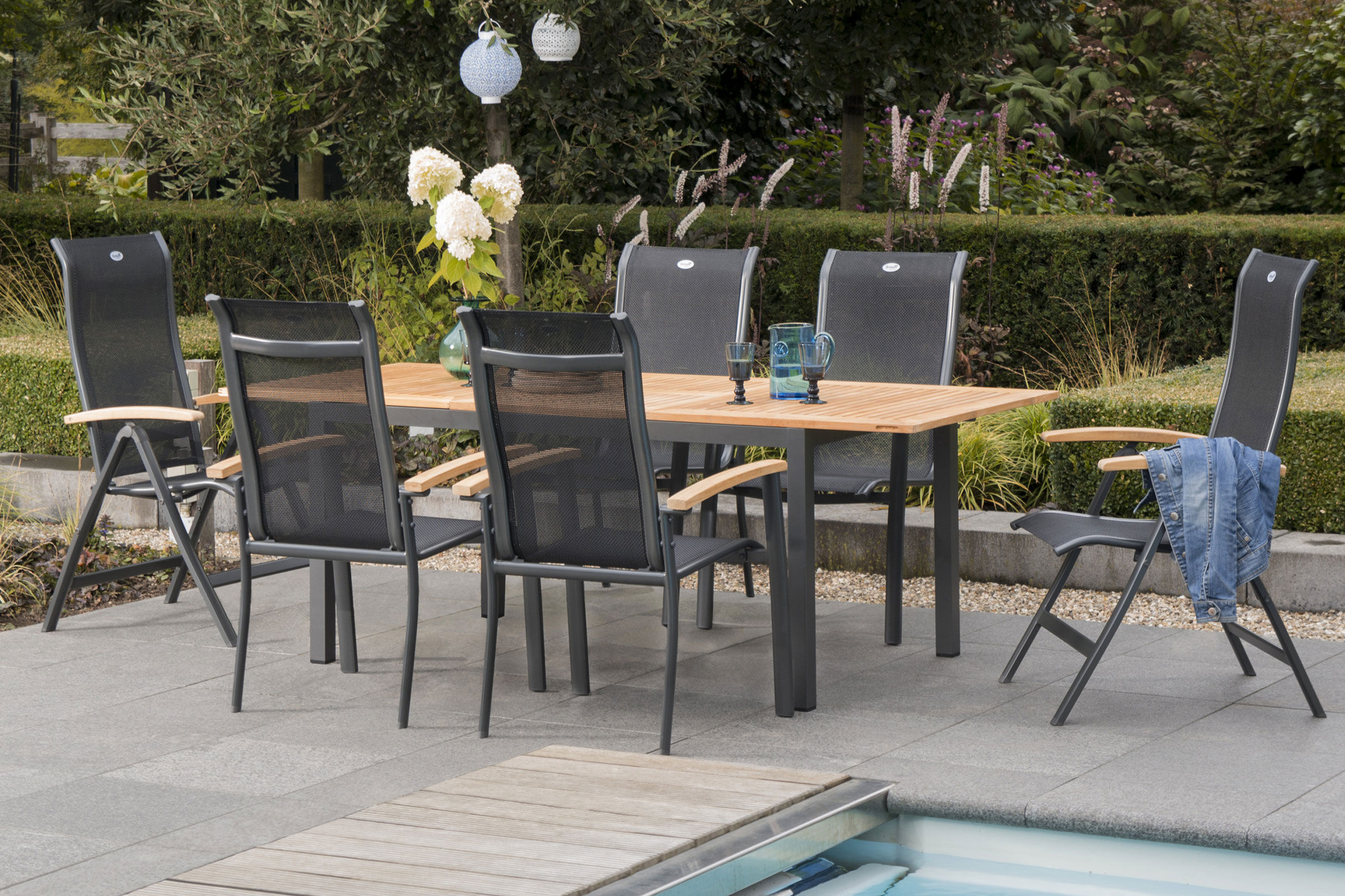 HARTMAN Alice Garten-Essgruppe, xerix/natur, Alu/FSC-Teak, 4×4 Textilene, 2 Multipositionssessel, 4 Stapelsessel, 150/210x90cm