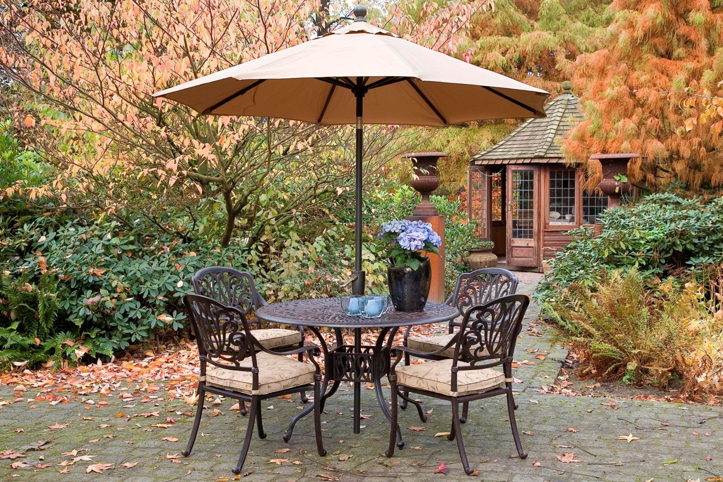 HARTMAN Amalfi Garten-Essgruppe, bronze, Alu-Guss, Ø120cm, 4 Sessel inkl. Wendekissen