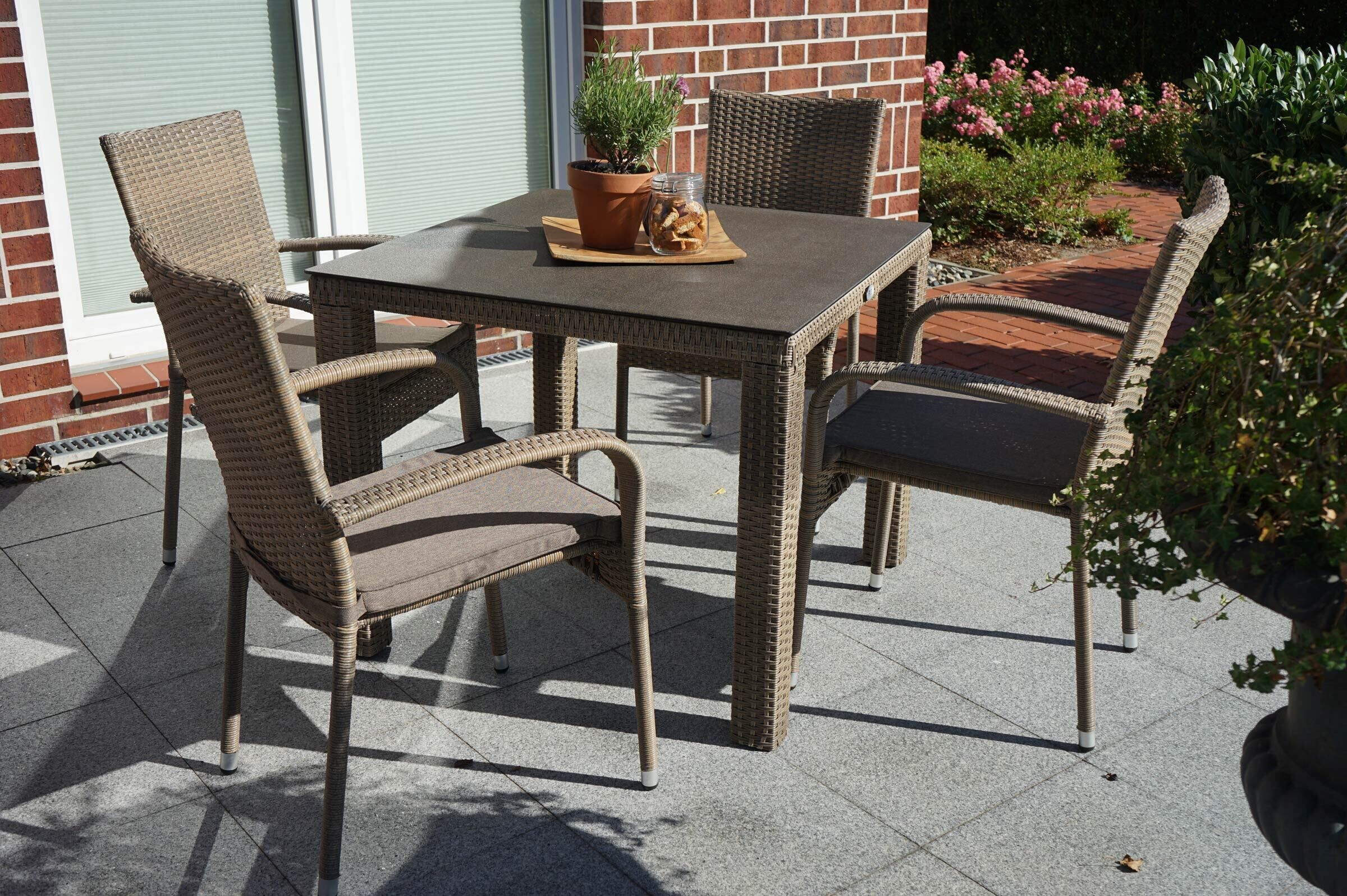 Ploß Rabida Garten-Essgruppe, champagner-meliert, Polyrattan, Tisch 90 x 90 cm, 4 Stapelstühle, Glasplatte in Steinoptik