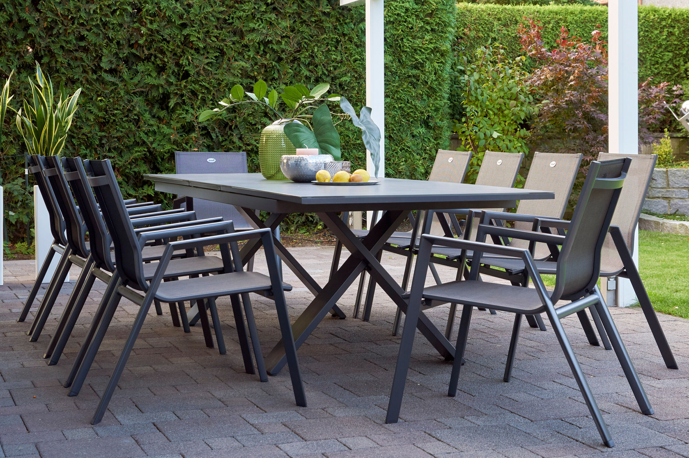 HARTMAN Sondermodell Xanadu / Aruba Garten-Essgruppe, xerix/anthrazit, Alu/Glaskeramik, 10 Stapelsessel, 220/280x100cm