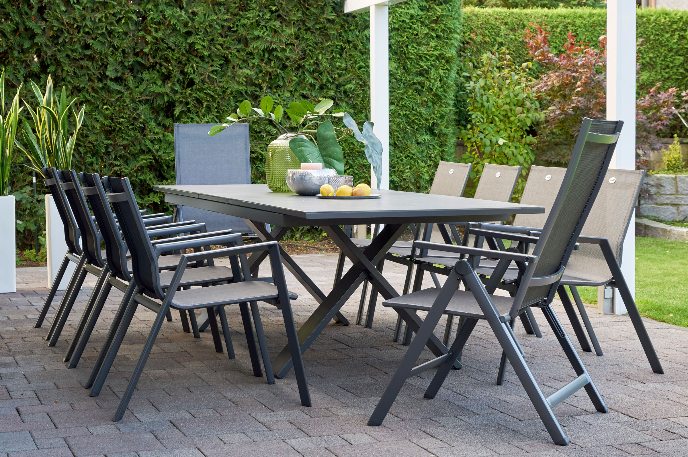 HARTMAN Sondermodell Xanadu / Aruba Garten-Essgruppe, xerix/anthrazit, Alu/Glaskeramik, 8 Stapelsessel, 2 Multipositionssessel, 220/280x100cm