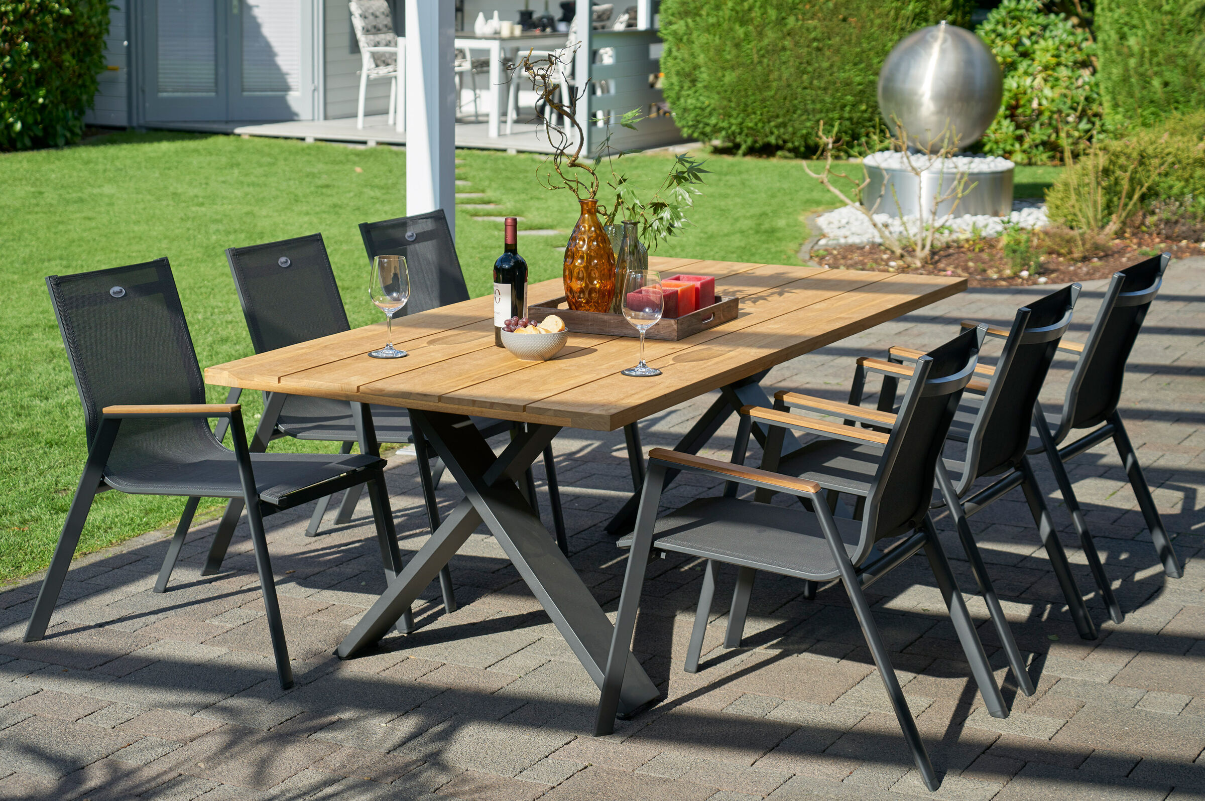 HARTMAN Garten-Essgruppe Xanadu / Aruba Set, xerix/anthrazit, Alu/Teakholz, 6 Stapelsessel, Teakarmlehnen, 220 x 100 cm