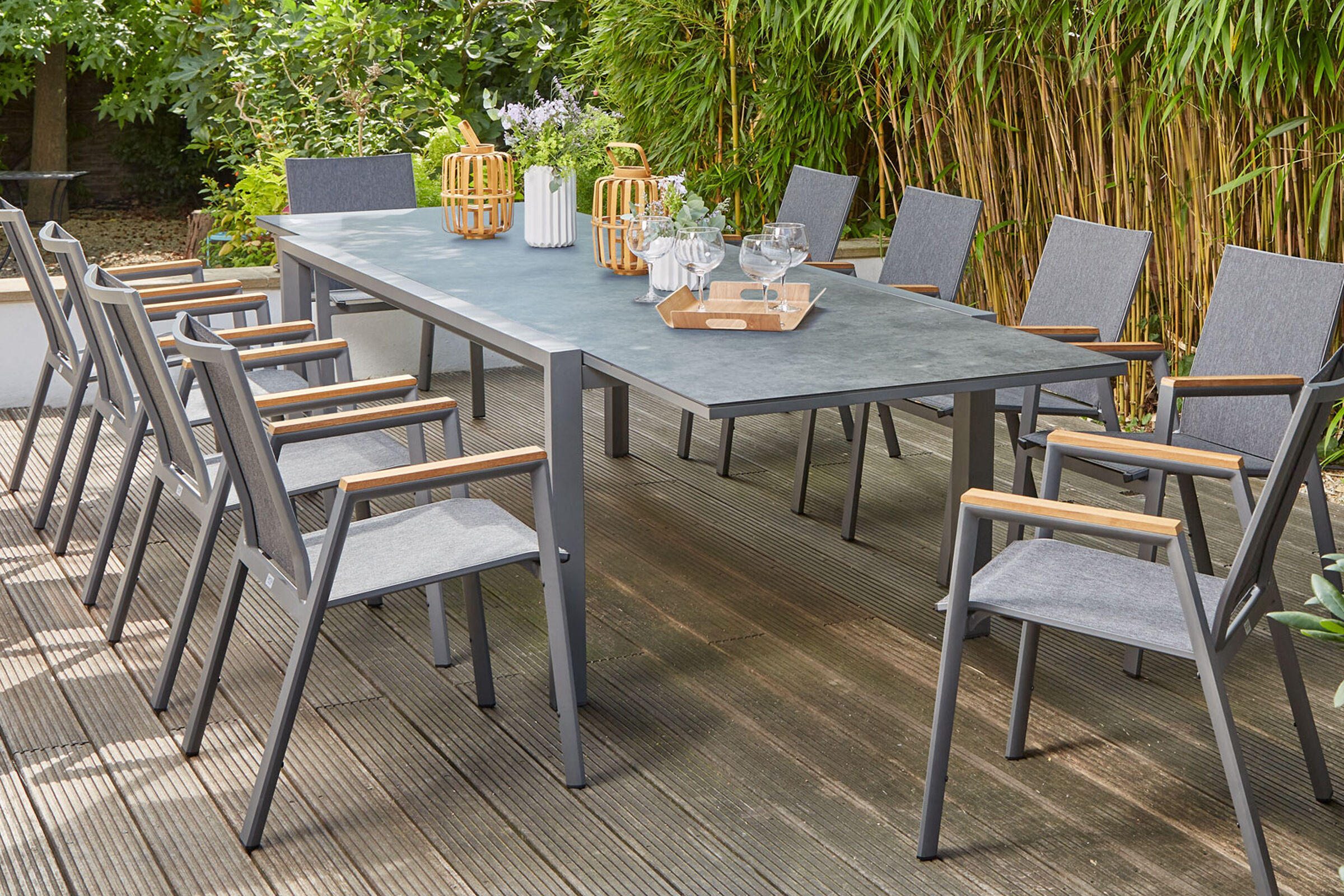 SIENA GARDEN Gomera II/Kingston Garten-Essgruppe, matt graphit/grau/slate look, Alu/Teak/Keramik/Texfabric, Tisch 220/340×108 cm, 10 Stapelsessel