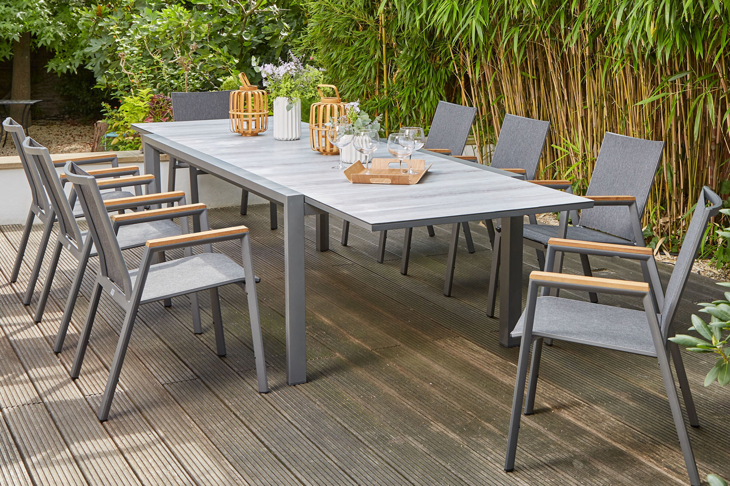 SIENA GARDEN Gomera II/Kingston Garten-Essgruppe, matt graphit/grau/wood look, Alu/Teak/Keramik/Texfabric, Tisch 220/340×108 cm, 8 Stapelsessel