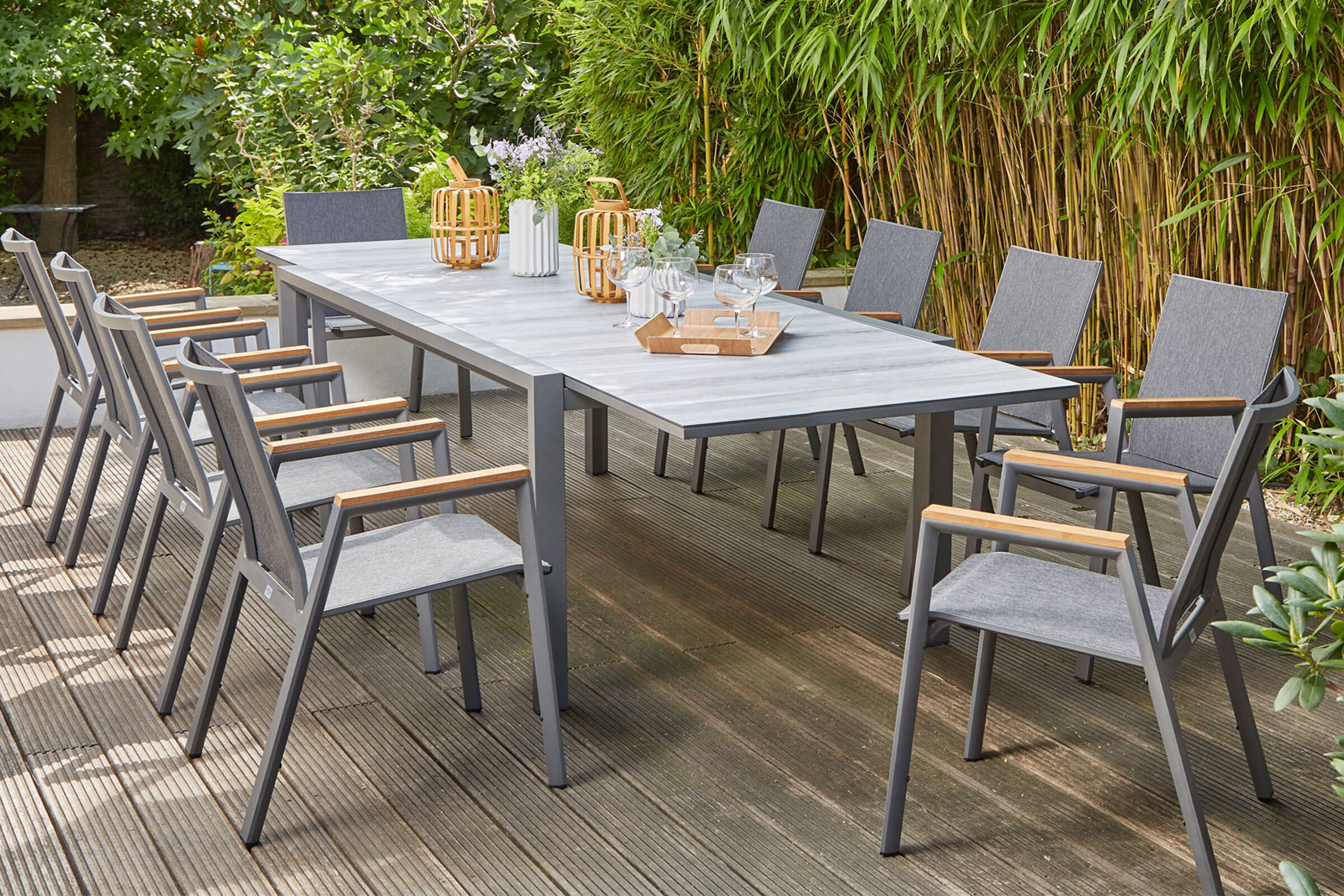 SIENA GARDEN Gomera II/Kingston Garten-Essgruppe, matt graphit/grau/wood look, Alu/Teak/Keramik/Texfabric, Tisch 220/340×108 cm, 10 Stapelsessel