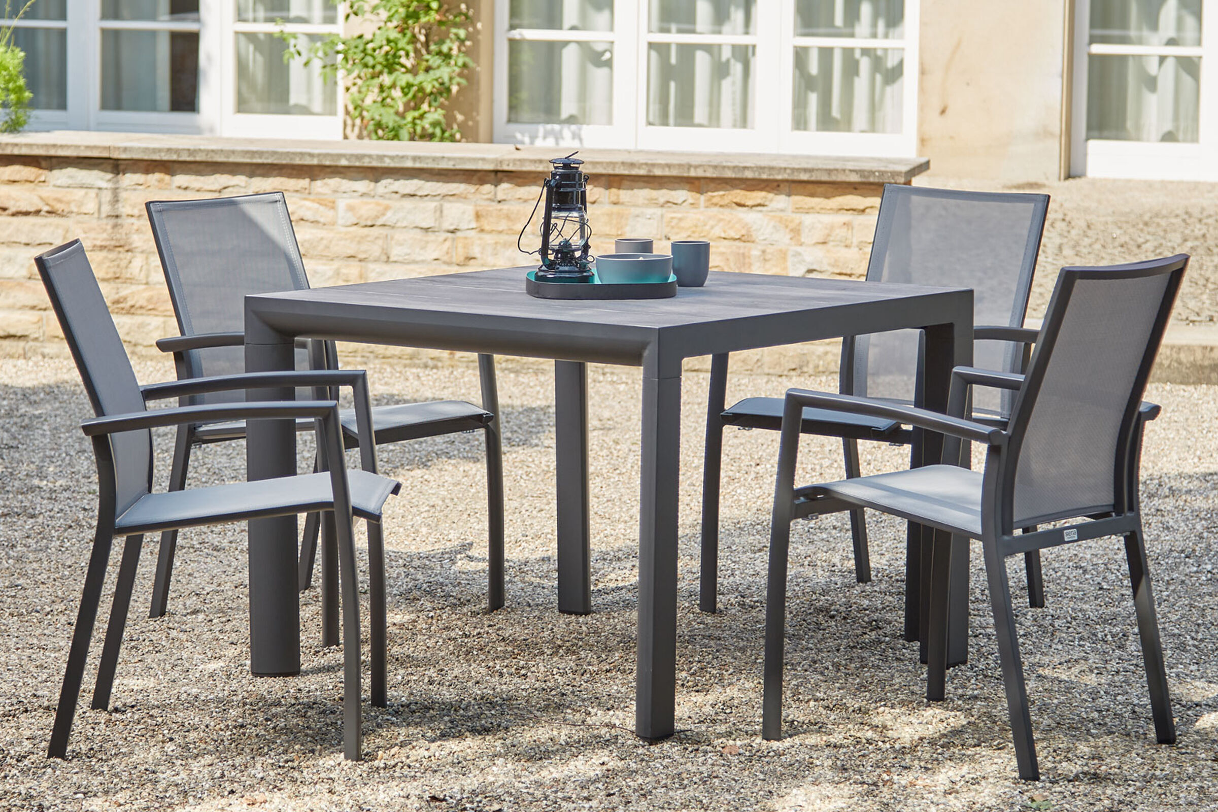 SIENA GARDEN Silva/Velia Garten-Essgruppe, matt anthrazit, Alu/Keramik/Ranotex®-Gewebe, Tisch 100×100 cm, 4 Dining Sessel