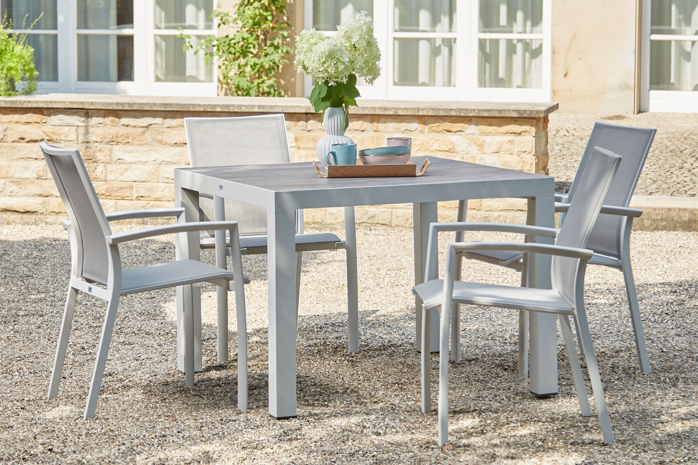 SIENA GARDEN Silva/Velia Garten-Essgruppe, matt weiß, Alu/Keramik/Ranotex®-Gewebe, Tisch 100×100 cm, 4 Dining Sessel