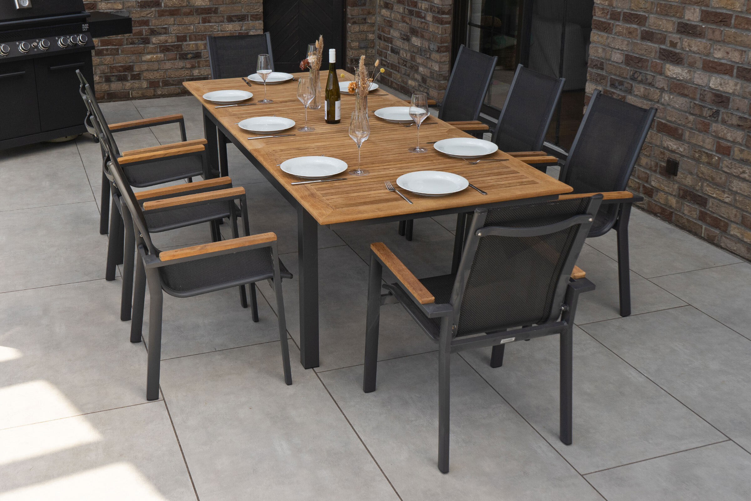 OUTFLEXX Garten-Essgruppe, OUTFLEXX® anthrazit matt, Alu / Teak / Textil, Tisch 180/240x100cm, 8 Stapelsessel