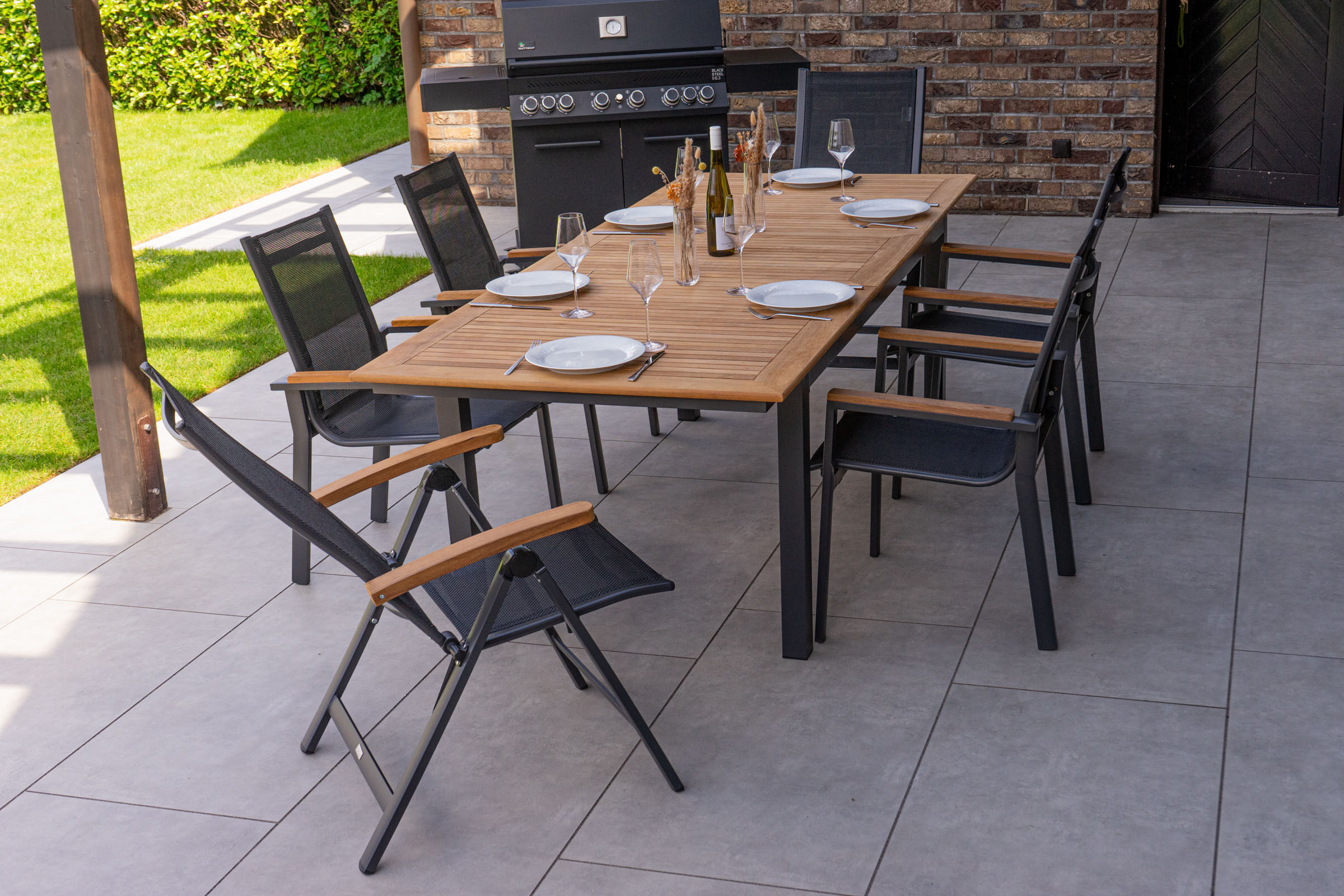 OUTFLEXX Garten-Essgruppe, OUTFLEXX® anthrazit matt, Alu / Teak / Textil, Tisch 180/240 x 100cm, 4 Stapelsessel, 2 Multipositionssessel