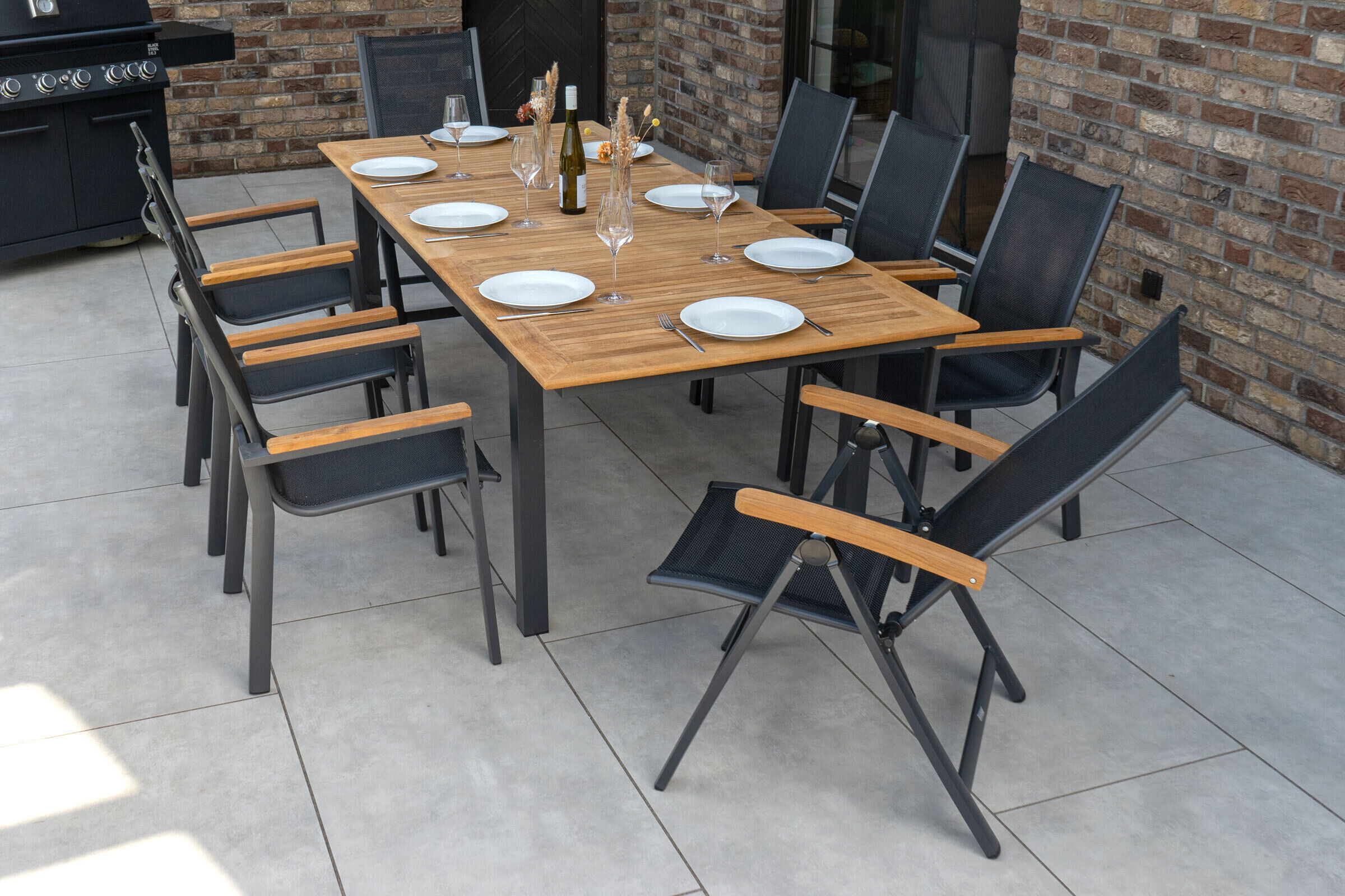 OUTFLEXX Garten-Essgruppe, OUTFLEXX® anthrazit matt, Alu / Teak / Textil, Tisch 180/240 x 100cm, 6 Stapelsessel, 2 Multipositionssessel