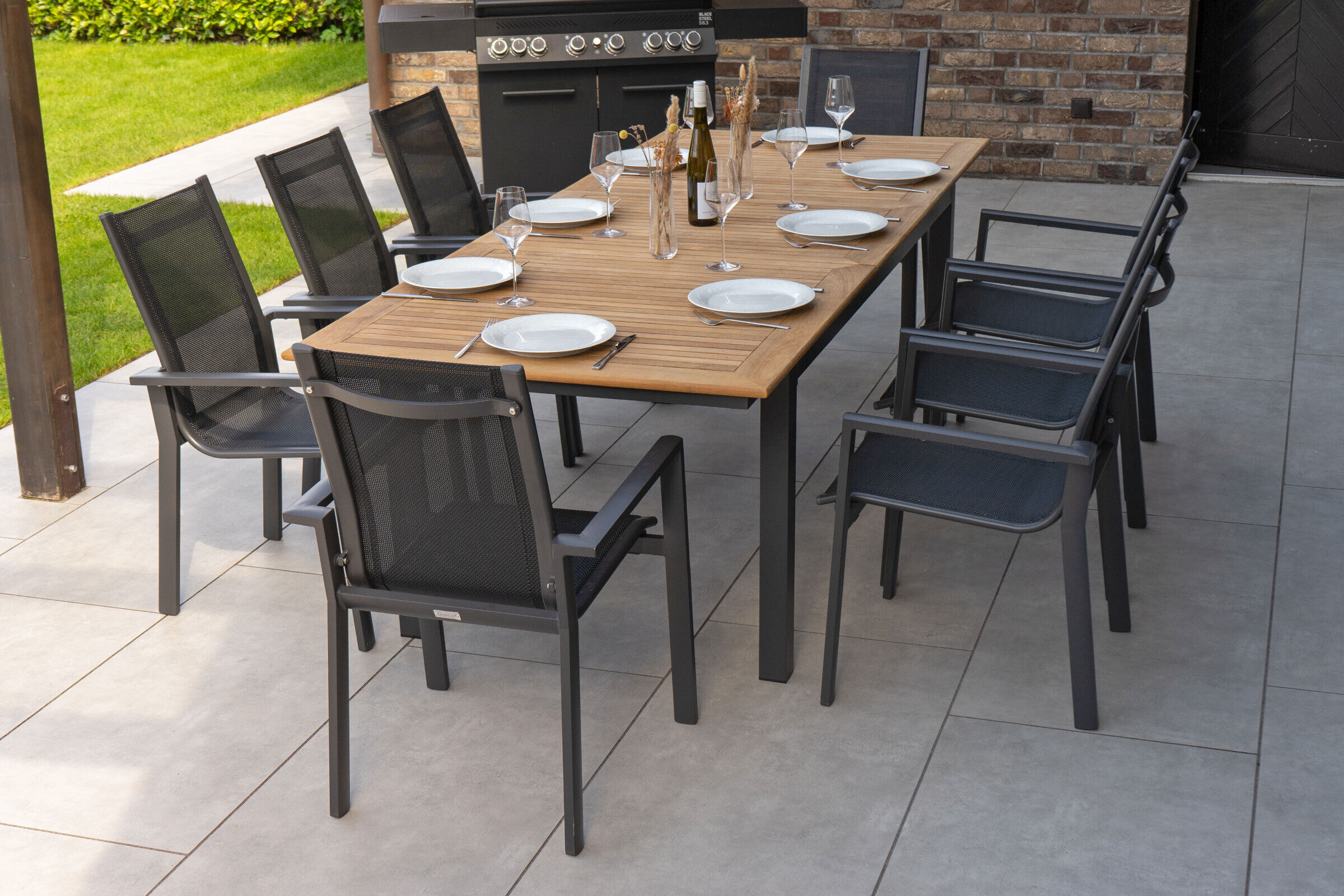 OUTFLEXX Garten-Essgruppe, OUTFLEXX® anthrazit matt, Alu / Teak / Textil, Ausziehtisch 180/240x100cm, 8 Stapelsessel