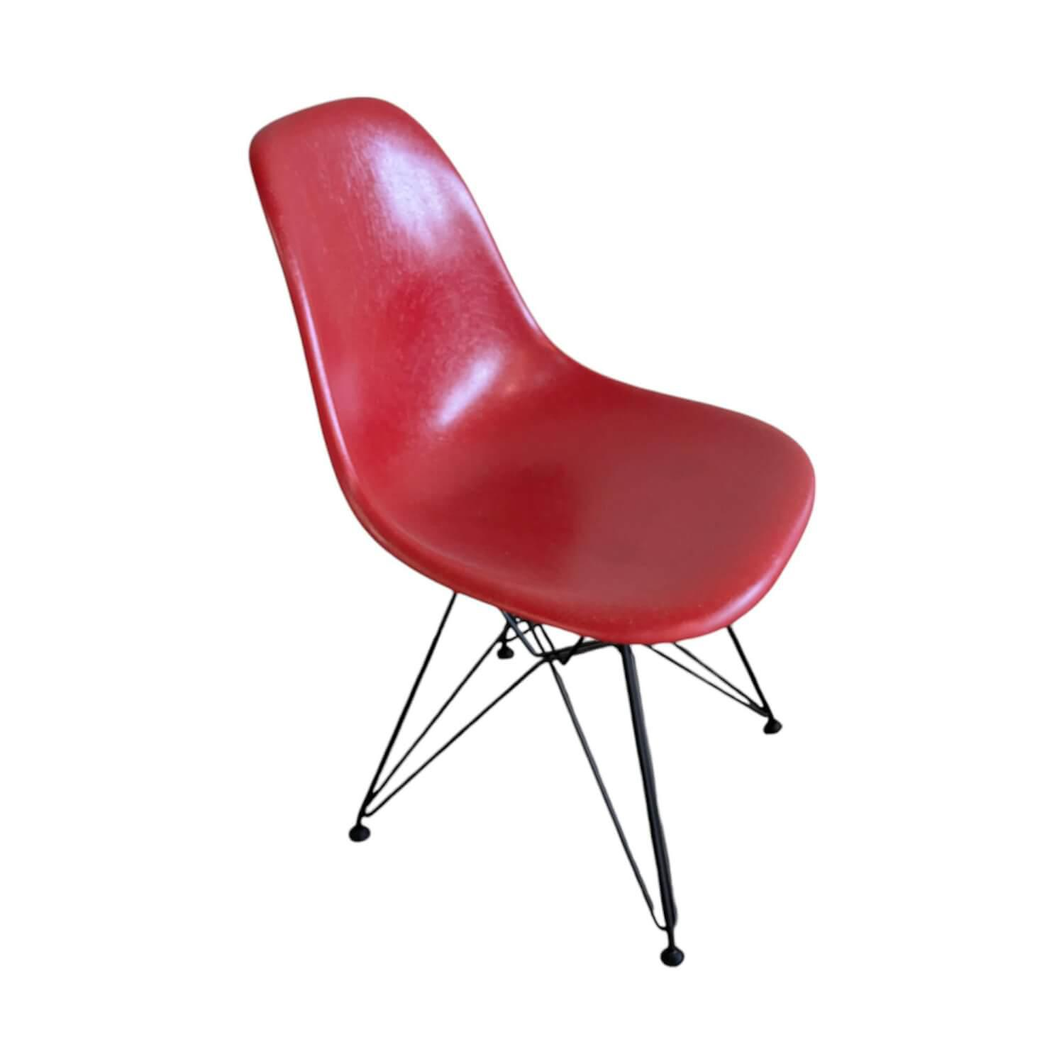 Eames Sidechair DSR Schale Fiberglas Oxidrot Rot Gestell Stahl Schwarz Pulverbes…