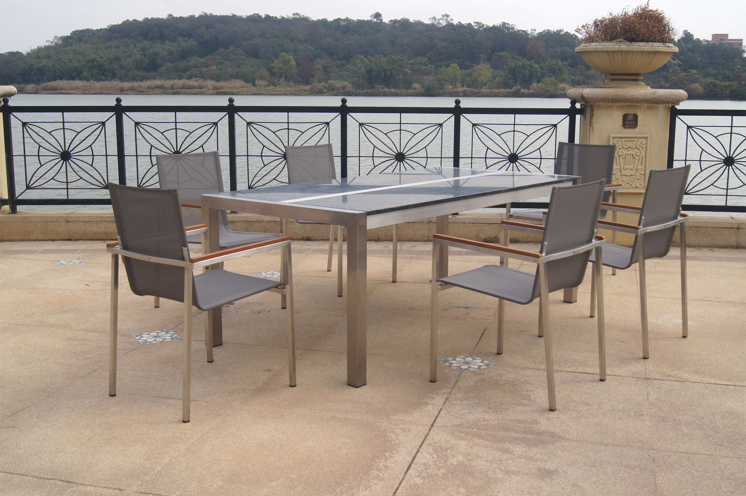 OUTFLEXX Garten-Essgruppe, silber/taupe, Edelstahl/Granit/Textil, 200×100 cm, 6 Stapelsessel, Teakarmlehnen