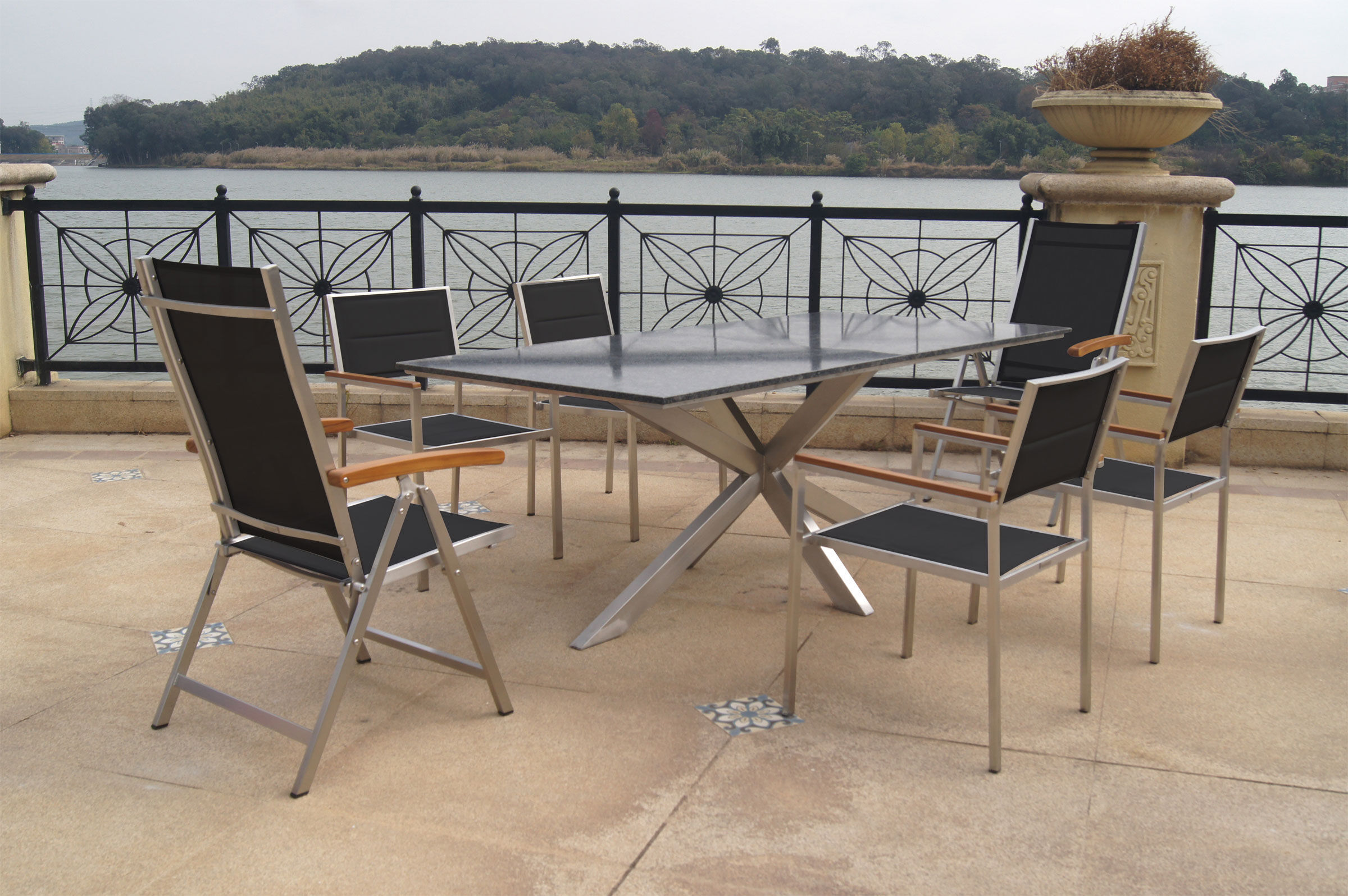 OUTFLEXX Garten-Essgruppe, silber/schwarz, Edelstahl/Granit/Textil, 200×100 cm, 4 StÃ¼hle, 2 Multipositionssessel, padded, Armlehnen aus FSC-Teak