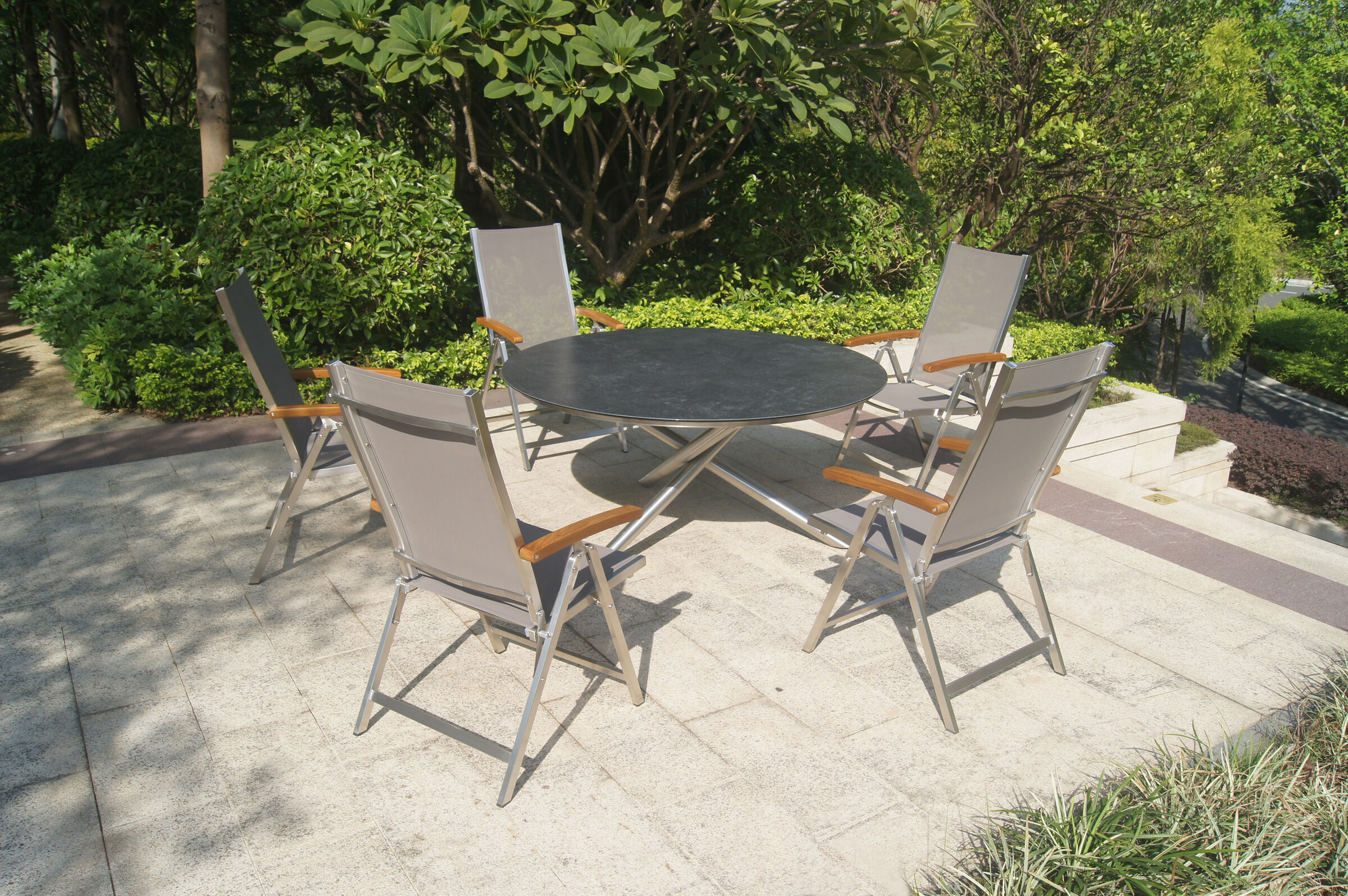 OUTFLEXX Garten-Essgruppe, silber/taupe, Edelstahl/Glaskeramik/Textilene/FSC-Teakholz, Tisch Ø150cm, 5 Multipositionssessel, verstellbar