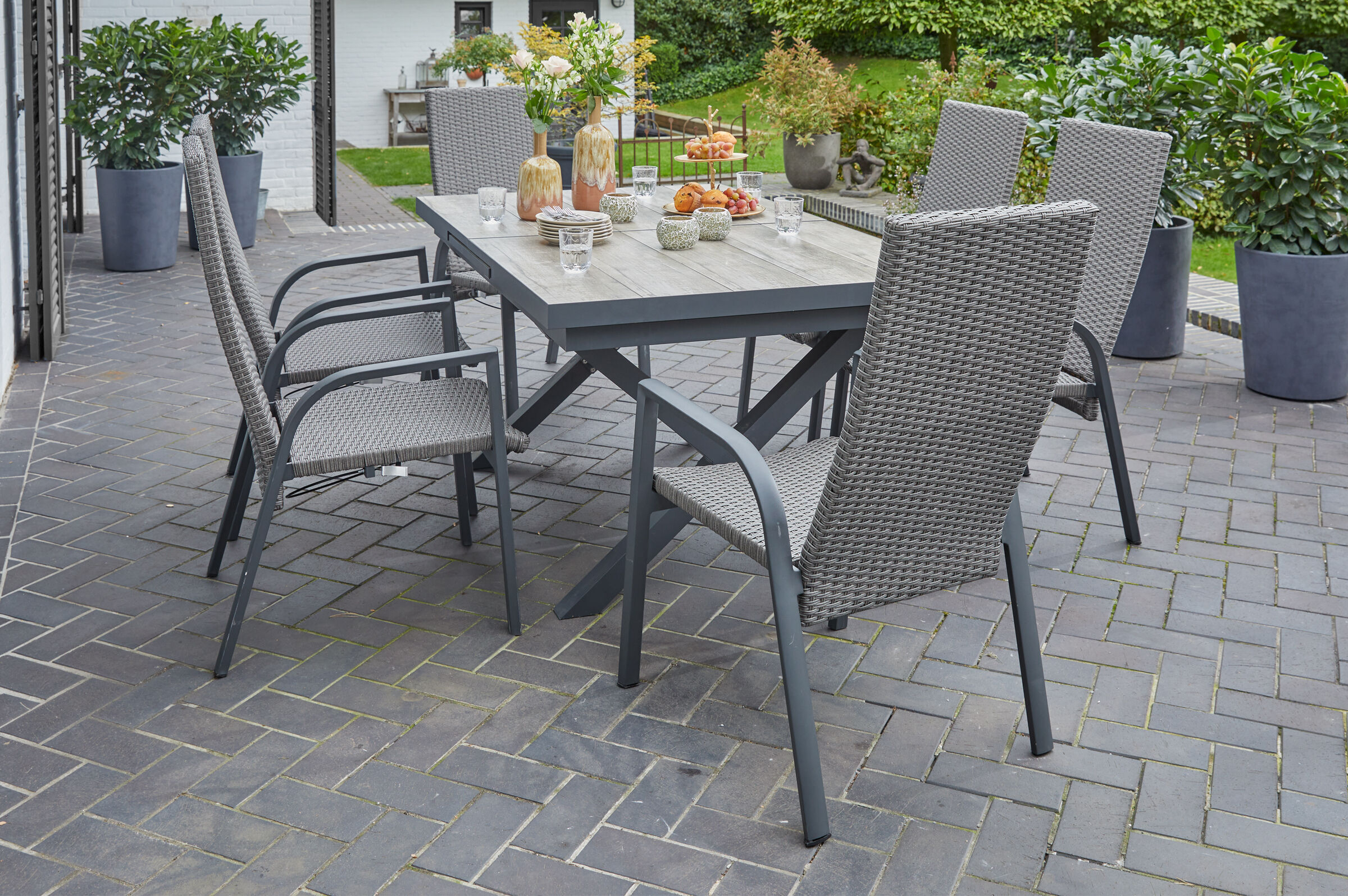 Ploß Louvra/Gorgona Garten-Essgruppe, anthrazit/beige, Alu/Keramik/Polyrattan, 160/210×101,5cm, 6 Stapelsessel, verstellbare Rückenlehne