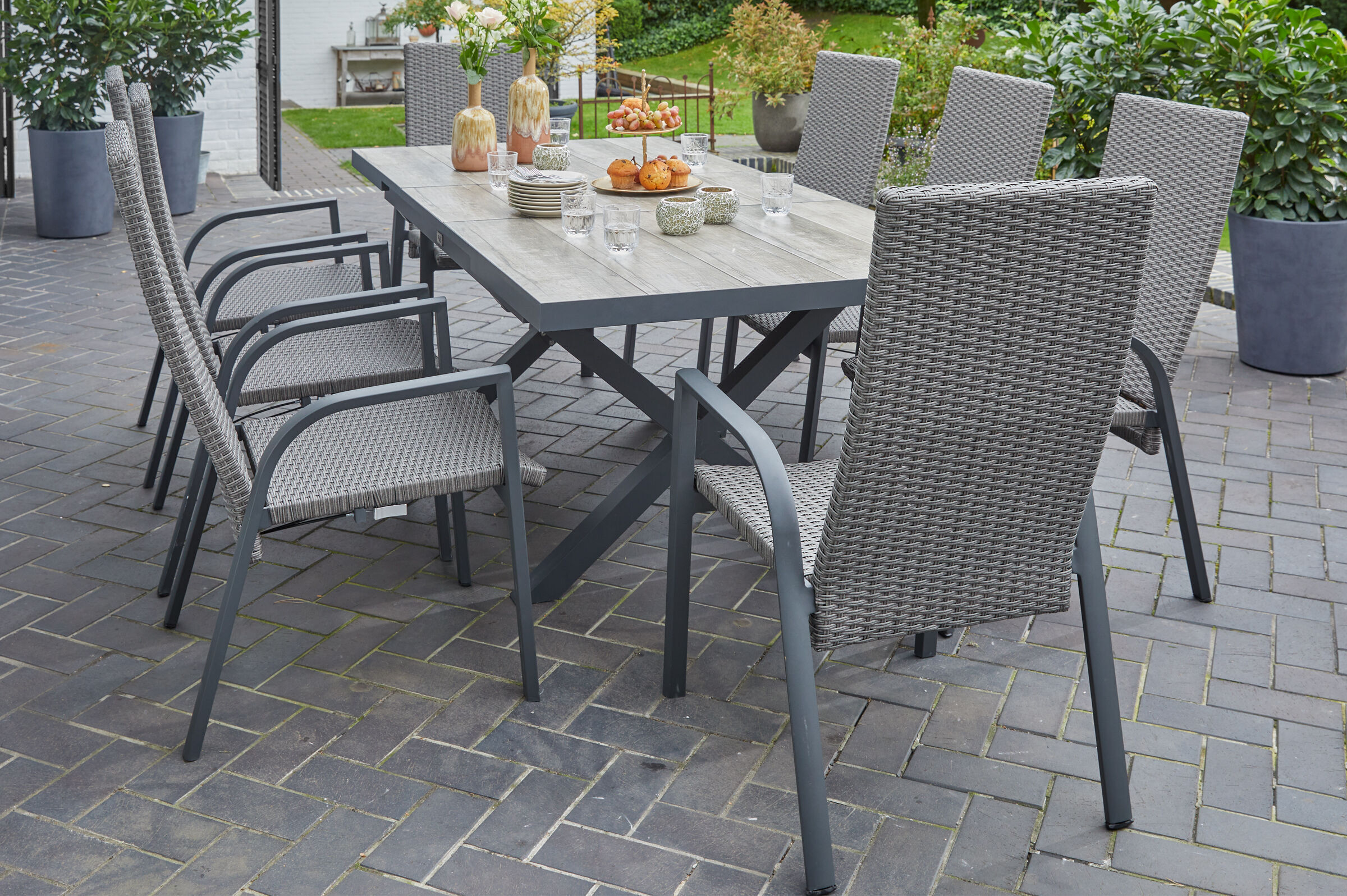 Ploß Louvra/Gorgona Garten-Essgruppe, anthrazit/beige, Alu/Keramik/Polyrattan, 160/210×101,5cm, 8 Stapelsessel, verstellbare Rückenlehne