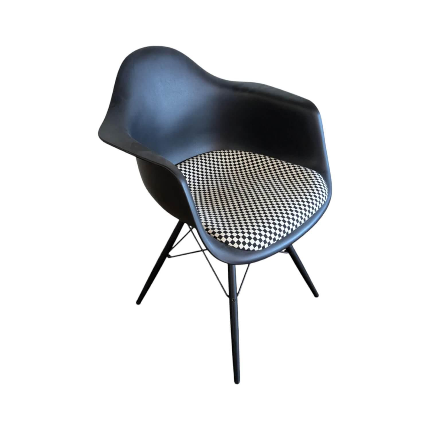 Eames Plastic Armchair DAW Sitzfläche Stoff Checker 01 Schwarz Weiß Schale Kunst…