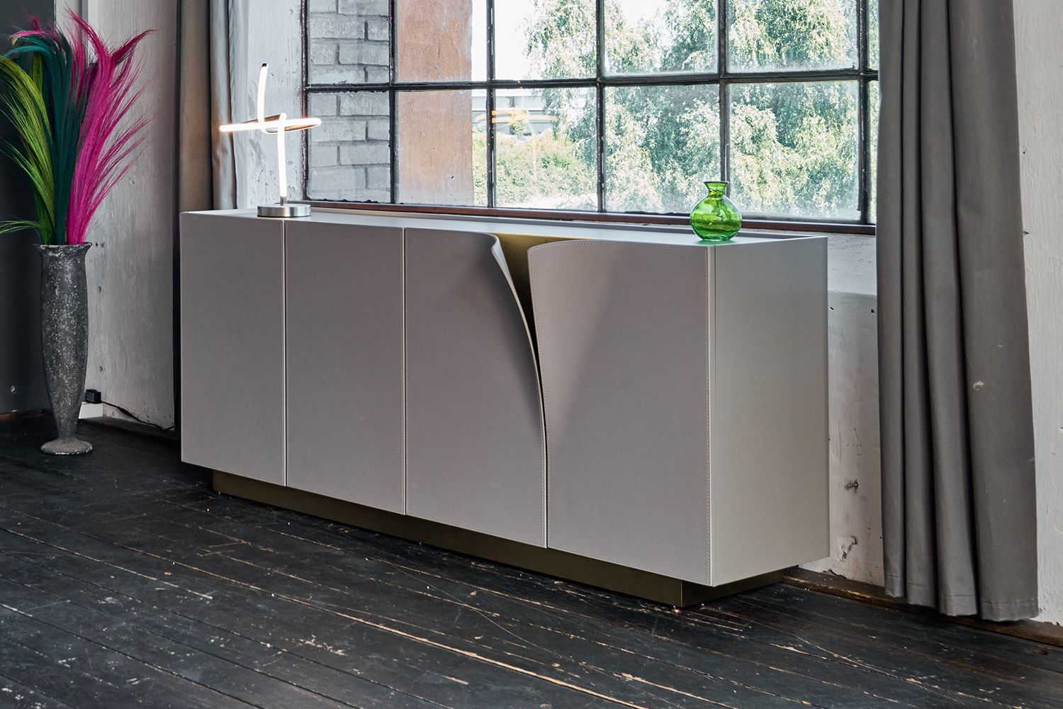 KAWOLA Sideboard EMMA Kunstleder grau Fuß Edelstahl messingfarben