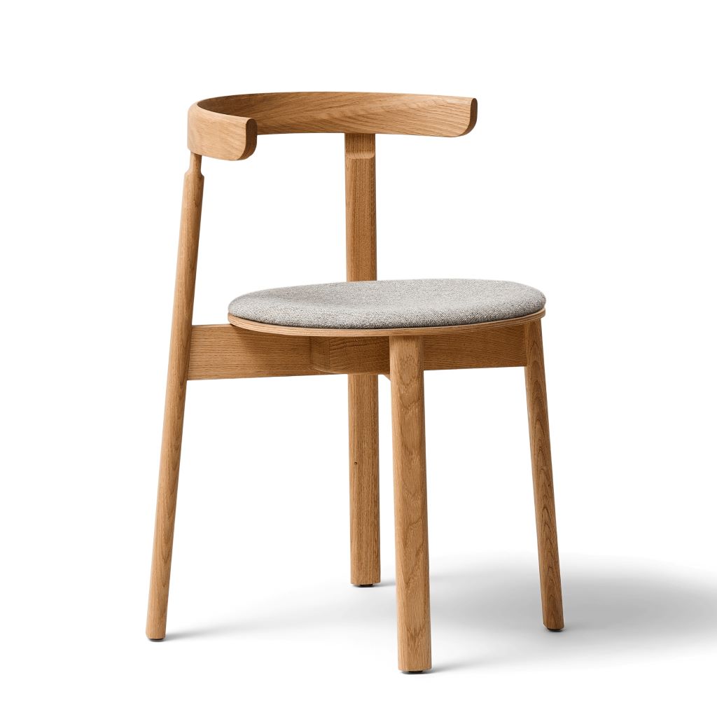 FORM & REFINE – Lunar Chair – grau gepolsterter Esszimmerstuhl aus Holz