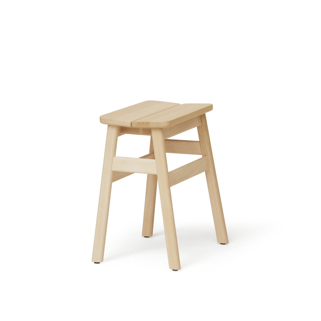 Form & Refine – Angle Standard Stool – kompakter Hocker aus Buchenholz